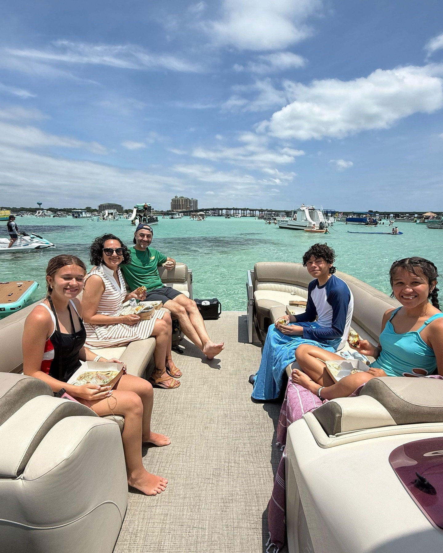 Snacks and smiles are the specialty at Crab Island! ๐ฆโ๏ธ
๐ธ: @captwendirealtor