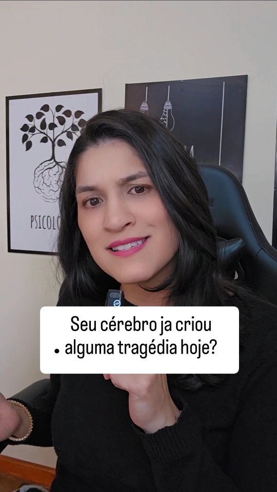 Sua mente também faz isso?
Uma mensagem sem resposta vira:
→ “fiz algo errado”
Uma dor no corpo vira:
→ “deve ser alguma doença grave”
Um erro pequeno vira:
→ “vai dar tudo errado”
A ansiedade costuma pegar pequenas possibilidades e transformar em grandes ameaças. Porque o cérebro ansioso vive tentando prever perigos pra proteger você.
O problema é que ele exagera nas previsões. E aí possibilidades começam a parecer certezas.
Por isso a mente ansiosa fica:
→ criando cenários
→ antecipando problemas
→ imaginando tragédias
→ tentando controlar tudo
Só que viver assim cansa MUITO emocionalmente. Então da próxima vez que sua mente começar um: "e se…”, tente se perguntar:
“isso está acontecendo agora ou minha ansiedade está tentando prever o futuro?”
Essa pausa já ajuda o cérebro a sair um pouco do automático 🤍
Me conta: qual tragédia aleatória sua mente já criou hoje? 👀