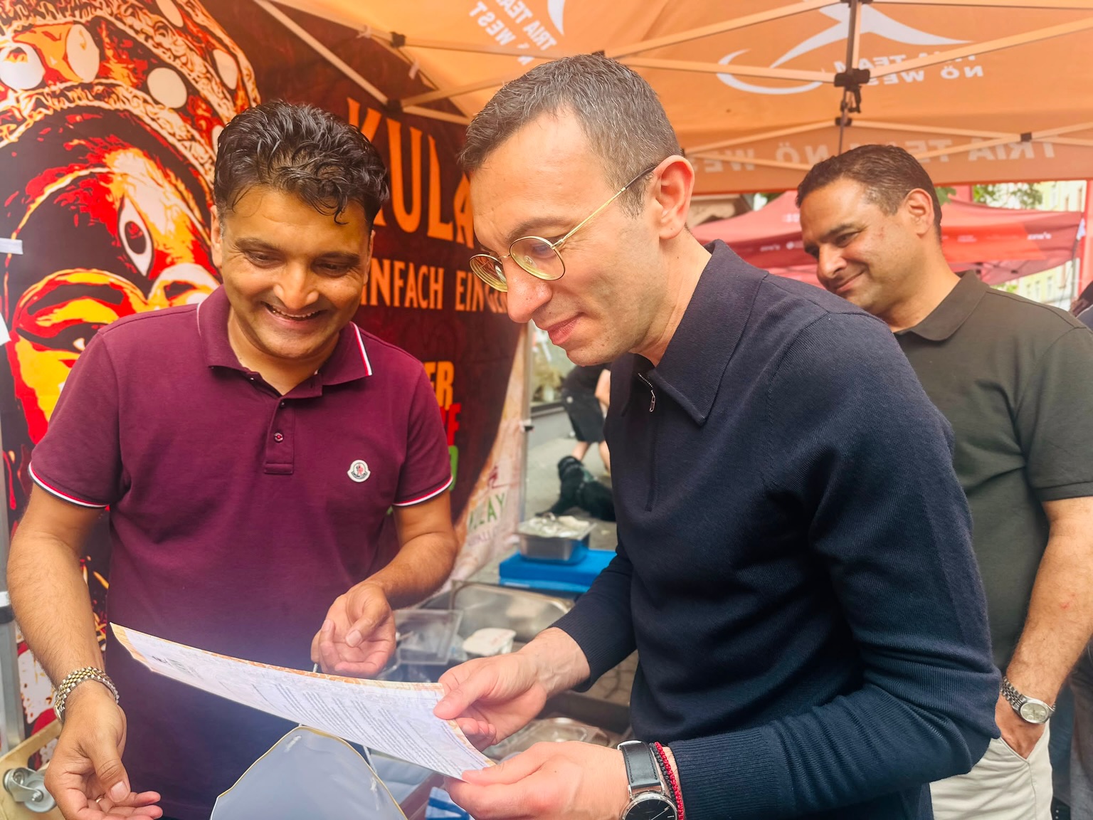 Berger Straßenfest 2026 – was für besondere Tag.
So viele Menschen, die zum ersten Mal nepalesisches Essen probiert haben. Begeisterte Gesichter und echte Gespräche. Genau dafür sind wir dabei.🥟🔥
Besonderes Highlight:
Frankfurts Bürgermeister hat persönlich an unserem Stand vorbeigeschaut und eine Einladung ins Kulayan mitgenommen.
Wir freuen uns auf den Besuch.
Frankfurt und Nepal – das passt zusammen.
Das haben wir an diesen Tagen gespürt.🇳🇵
#kulayanfrankfurt #bergerstrassenfest #mikejosef #nepalifoodfrankfurt #frankfurt