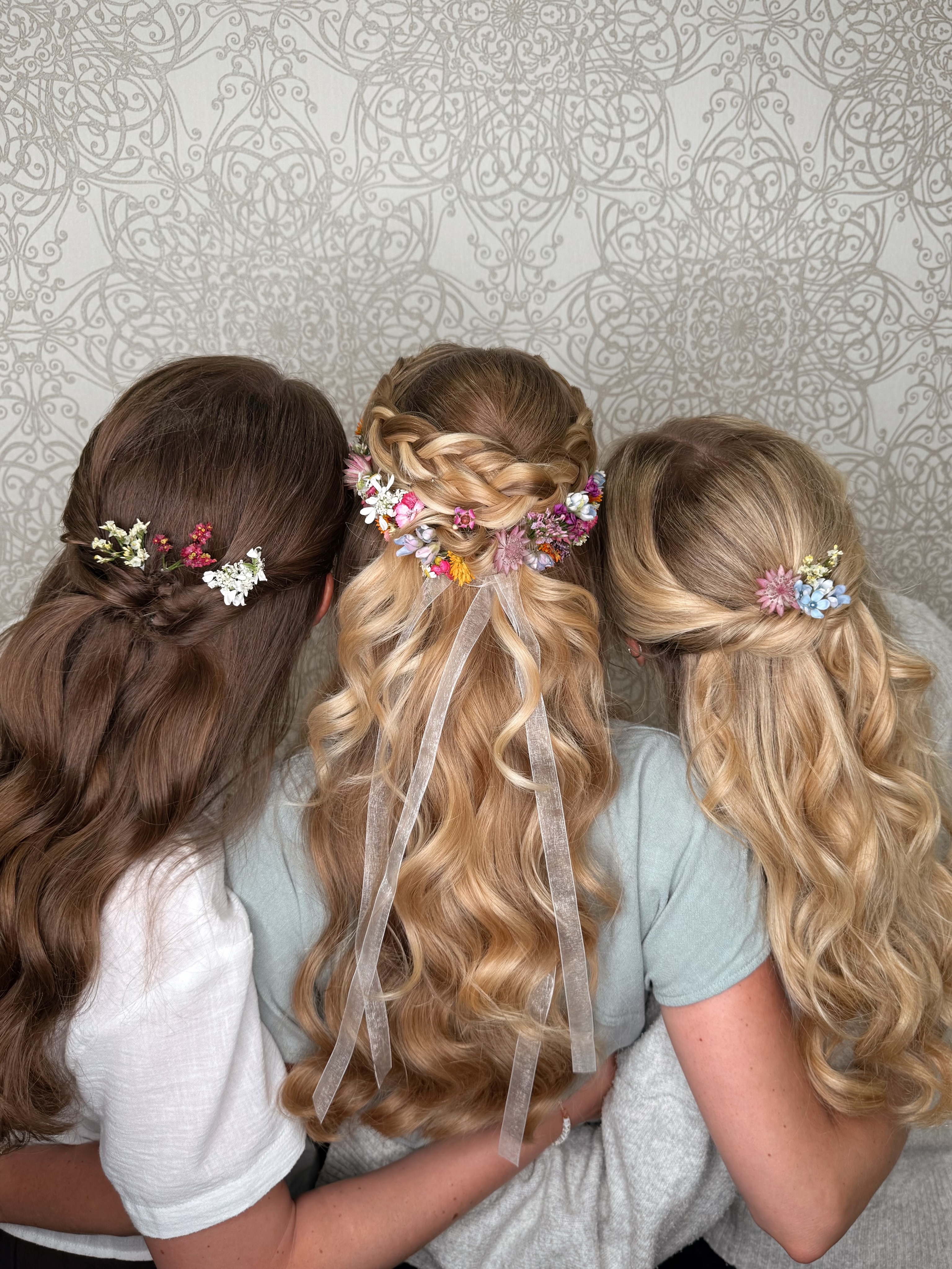 Wenn Braut und Brautbegleiterinnen harmonisch aufeinander abgestimmt sind, entsteht ein wunderschönes Gesamtbild. 🤍✨
Von romantischen Flechtelementen über sanfte Wellen bis hin zu zarten Blumenaccessoires – jede Frisur unterstreicht die Persönlichkeit ihrer Trägerin und fügt sich perfekt in das Hochzeitskonzept ein. 🌸
#brautfrisur #hochzeitsfrisur #brautstyling #bridalhair #weddinghair