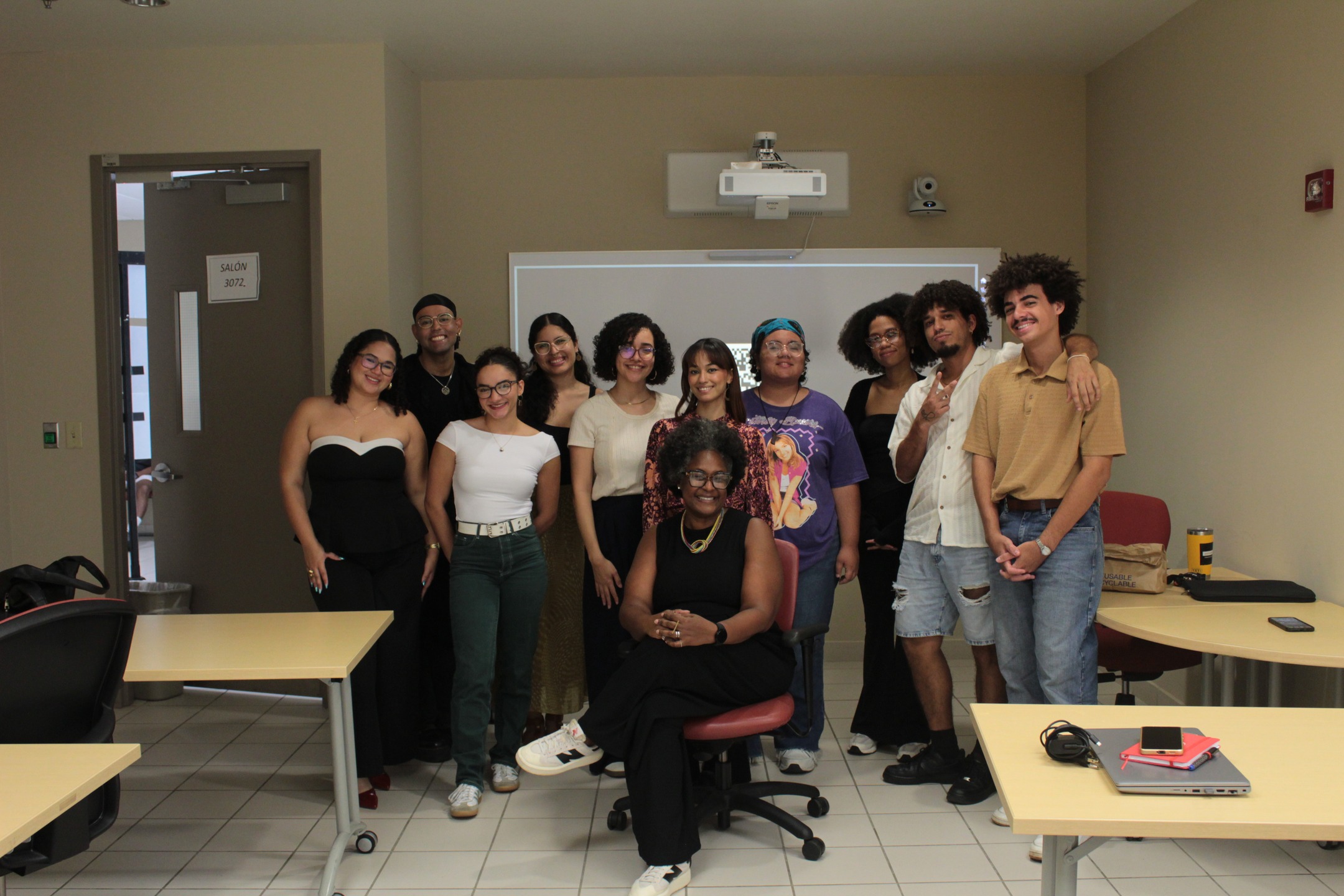 📚✍🏽 ¿Qué hace que una historia funcione? ¿Cómo se construye una narración que conecte con sus lectores?
Cerramos con éxito el segundo y último día del taller: “Editar con intención” impartido por la escritora Esther M. Andrade.
Durante esta jornada exploramos los pilares de una buena narración: estructura narrativa, los elementos del cuento y la novela, el impacto de una primera línea efectiva en un texto narrativo para atrapar a cualquier lector desde el inicio. También reflexionamos sobre cómo los valores editoriales influyen en nuestra práctica de edición y qué implica el esquema de un semáforo editorial. La experiencia estuvo acompañada por un ejercicio práctico de escritura de cuento para realizar un proceso colaborativo de edición grupal donde cada participante tuvo la oportunidad de crear, compartir y revisar textos en comunidad. 📝
En el Centro PRAFRO creemos que es fundamental ofrecer herramientas de desarrollo tanto a nuestro equipo de internado como a les integrantes de nuestras comunidades que estén interesades en adquirirlas.
Agradecemos la guía magistral de la editora Esther M. Andrade en el segundo día, al igual que durante la totalidad, del taller “Editar con Intención”.
💡 Editar con intención también es leer, escribir y construir en colectivo.
#Edición #CentroPRAFRO #UPRRP