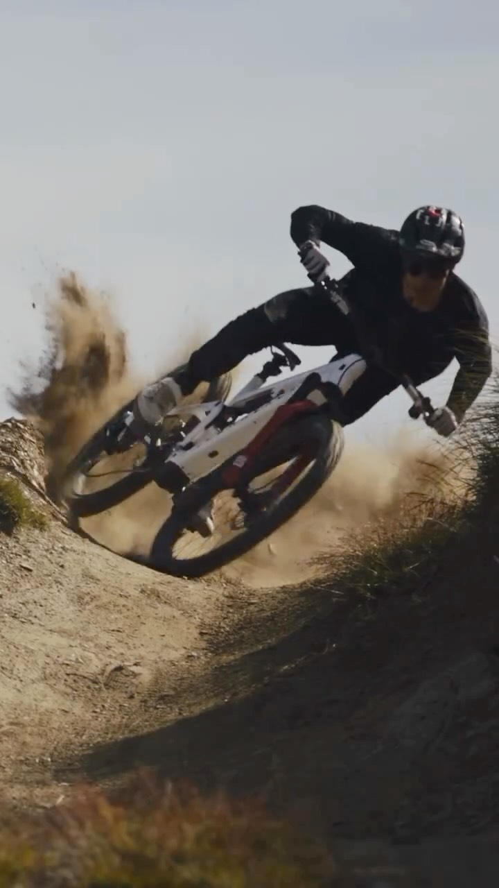 Découvrez le nouveau Commencal Meta Power SX AXS Avinox ! 🚵♂️⚡ Cette saison, nous accueillons dans notre flotte VIP un vélo qui repousse les limites du VTTAE.
Le @commencalbikes Meta Power SX AXS Avinox combine puissance, légèreté et maniabilité pour vous offrir une expérience unique sur les sentiers de @serrechevalier & du @bikepark_serrechevalier
🔥 Moteur ultra-performant et couple impressionnant
⛰️ 160 mm de débattement pour avaler les terrains les plus exigeants
⚡ Réactif à la montée, joueur à la descente
🚵 Un vélo conçu pour rouler longtemps, vite et avec un maximum de plaisir
Que vous souhaitiez partir à l’assaut des plus beaux itinéraires de la vallée ou simplement découvrir ce qui se fait de mieux en matière de VTTAE, ce modèle est fait pour vous.
📍 Disponible dès maintenant en location VIP chez Sportrent. Également disponible en prévente pour la fin d’été. Contactez-nous pour plus d’informations et réserver votre modèle.
📹 @commencalbikes
#Sportrent #Commencal #MetaPowerSX #Avinox #VTTAE