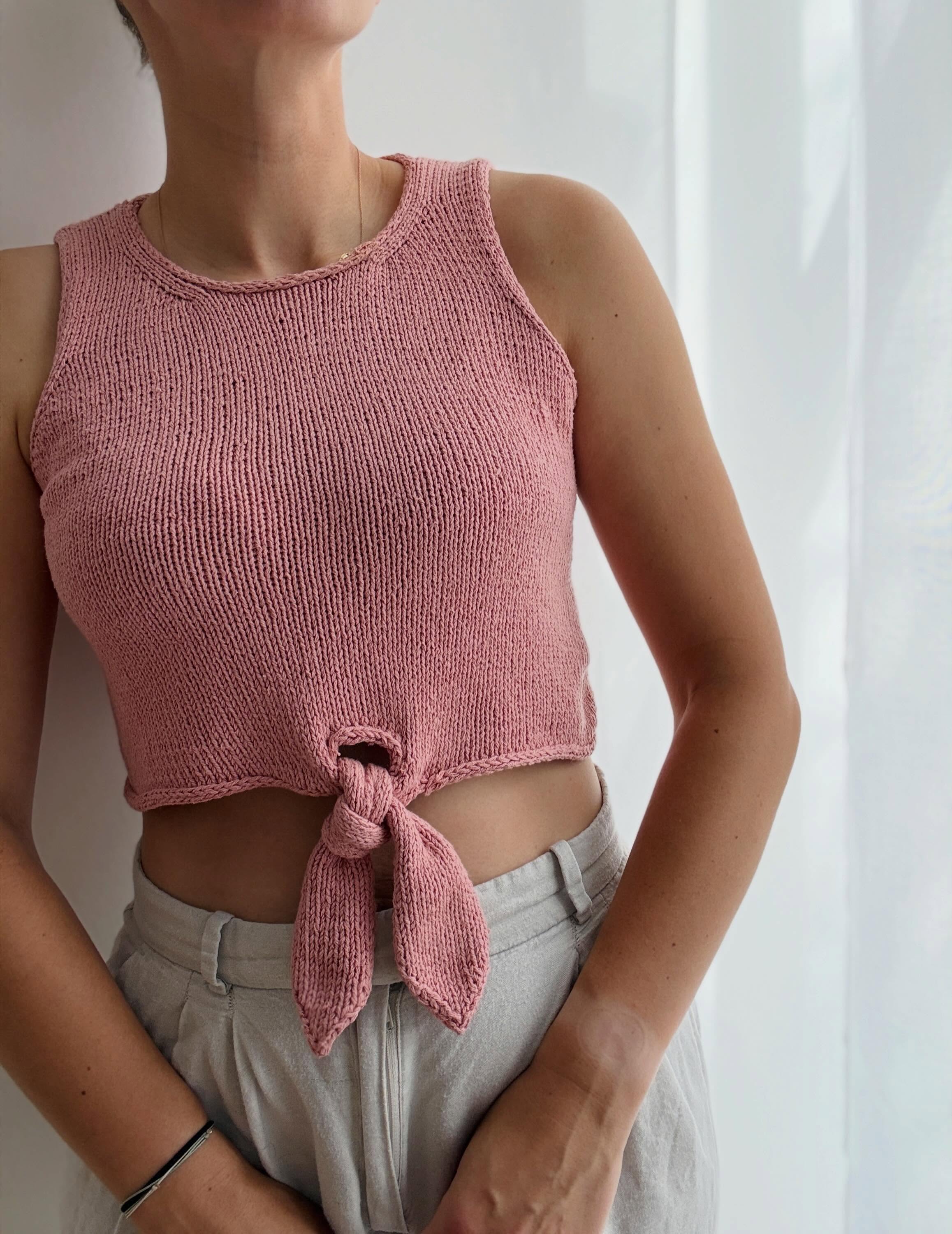 Designing summer tops is one of my passions as a knitwear designer and this one is already seeing it’s 3rd summer (how is time flying by so fast?) ☀️ And it’s still looking absolutely in shape thanks to one of my favorite summer yarns! Looking forward to many more summers with Cindy 💗
.
.
.
Pattern by me - Cindy Top - and available in several languages on my website and Ravelry ✨
.
Yarn: Pure Silk in the shade Rhubarb Juice by @knittingforolive
.
Advertising
.
#knitting #knitknitknit #nevernotknitting #iloveknitting