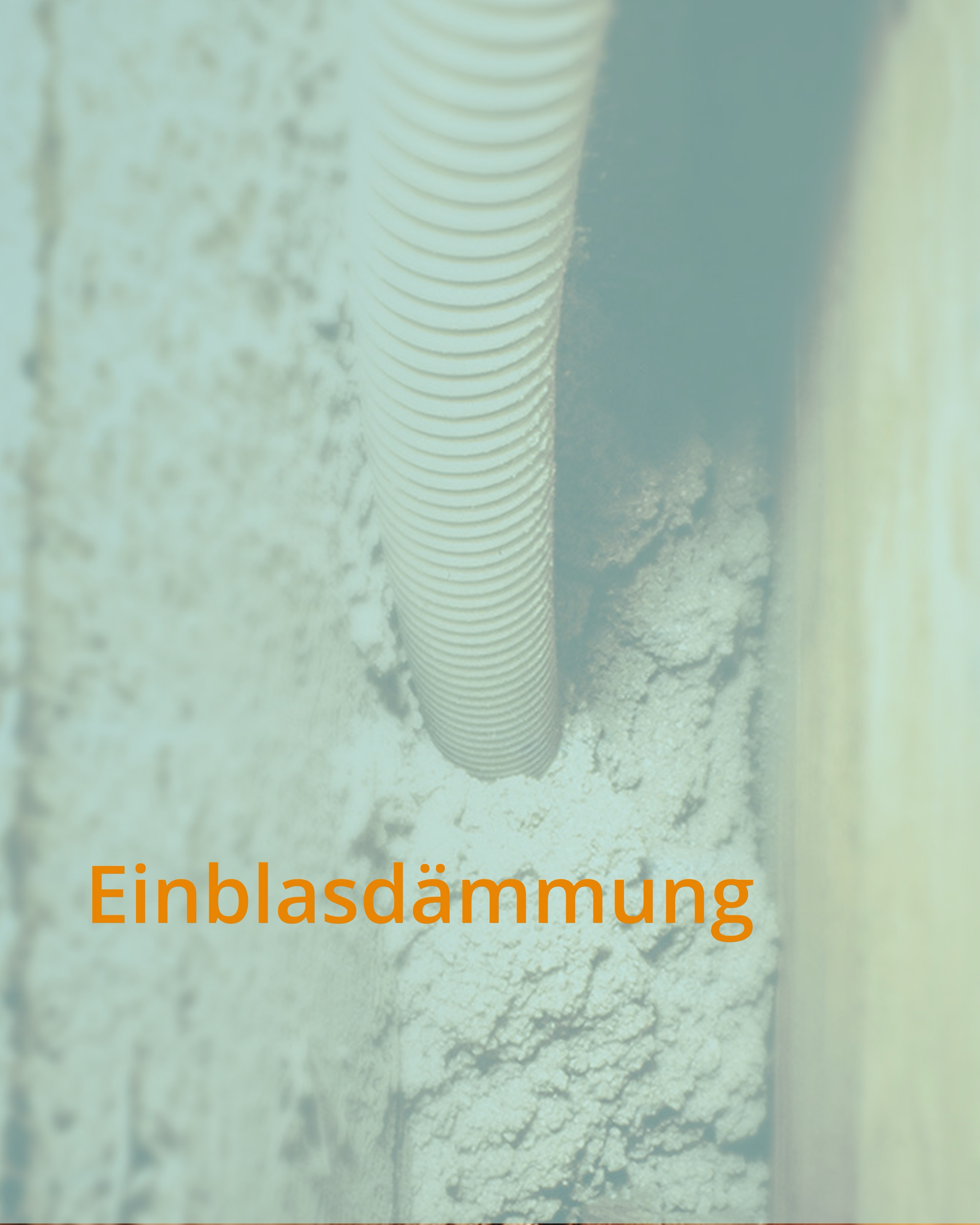Bei der Einblasdämmung wird Dämmstoff in vorhandene Hohlräume eingeblasen – z. B. in zweischalige Wände, Dachschrägen oder Geschossdecken. Dadurch verbessert sich der Wärmeschutz deutlich, ohne große Baustelle. Voraussetzung ist, dass ein geeigneter Hohlraum (min. 3cm) vorhanden ist.
➡️ meist in nur 1 Tag umgesetzt
➡️ deutlich günstiger als klassische Fassadendämmung
➡️ kaum Schmutz oder Bauaufwand
➡️ senkt Heizkosten spürbar
➡️ verbessert Wohnkomfort im Winter & Sommer
Eine Kerndämmung kostet oft nur wenige tausend Euro – ein komplettes Wärmedämmverbundsystem dagegen schnell 20.000–30.000 €.
Wichtig vorab:
✔️ Es müssen geeignete Hohlräume vorhanden sein
✔️ Die Ausführung sollte ein Fachbetrieb übernehme
✔️ Qualität ist entscheidend, damit keine Feuchte- oder Setzungsprobleme entstehen
Für viele Maßnahmen gibt es Förderungen über BAFA oder KfW. Gerne unterstützen wir Sie bei diesem oder ähnlichen Vorhaben.
Mehr unter: https://www.energie-fachberater.de/daemmung/faq-einblasdaemmung.php