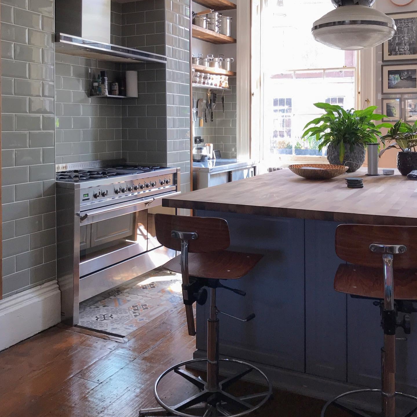 Absolutely spotless kitchen for one of my lovely clients last week in their gorgeous home (seriously, it's like walking into something from Elle Decor). I'm all booked up this week as usual and am now taking bookings for the weeks ahead, so if you've filled out an enquiry form, expect to hear from me very shortly! 🧽✨