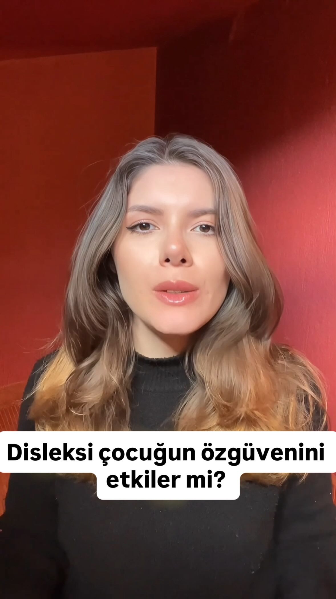 Disleksi sadece okuma, yazma veya akademik performansla ilgili değildir.
Bir çocuk sürekli hata yaptığında, arkadaşlarından daha fazla çaba göstermesine rağmen aynı sonucu alamadığında veya yanlış anlaşılmaktan korktuğunda zamanla kendine olan güveni de etkilenebilir.
Bu nedenle destek yalnızca akademik becerileri geliştirmekten ibaret değildir.
Çocuğun güçlü yönlerini fark etmek, çabasını görünür kılmak ve kendini güvende hissedeceği bir öğrenme ortamı sunmak da en az akademik destek kadar önemlidir.
#disleksi #özelöğrenmegüçlüğü #dyslexia #learningdisabilities #farkindalik
