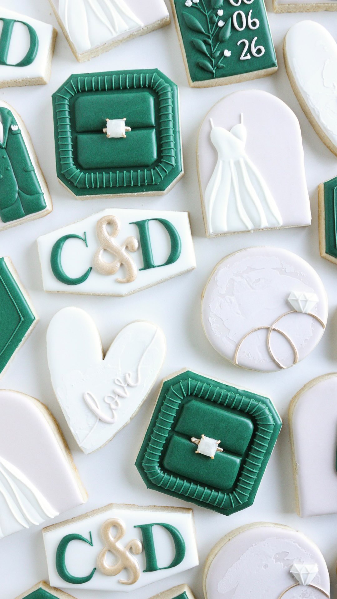Another wedding in the books 💚 I’m absolutely loving the ring box, it might just be my new favorite design. Comment below if you want a tutorial! 💍
Vanilla powdered sugar - @whipzi
Liqua-gel colors - @chefmaster