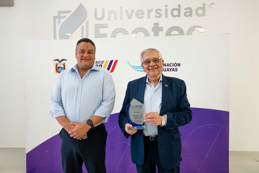 La colaboración entre la academia y las instituciones fortalece el desarrollo de nuestras comunidades. 🤝
En el marco de la Mesa Técnica organizada por la Gobernación del Guayas en nuestro Campus Samborondón, nuestro rector, Joaquín Hernández Alvarado, Ph. D., recibió un reconocimiento otorgado por el Abg. José Arévalo, Gobernador de la provincia, en reconocimiento al aporte de ECOTEC a la educación superior y al desarrollo de la sociedad.
Este reconocimiento reafirma nuestro compromiso de seguir impulsando una educación de calidad con impacto en el presente y el futuro del país.