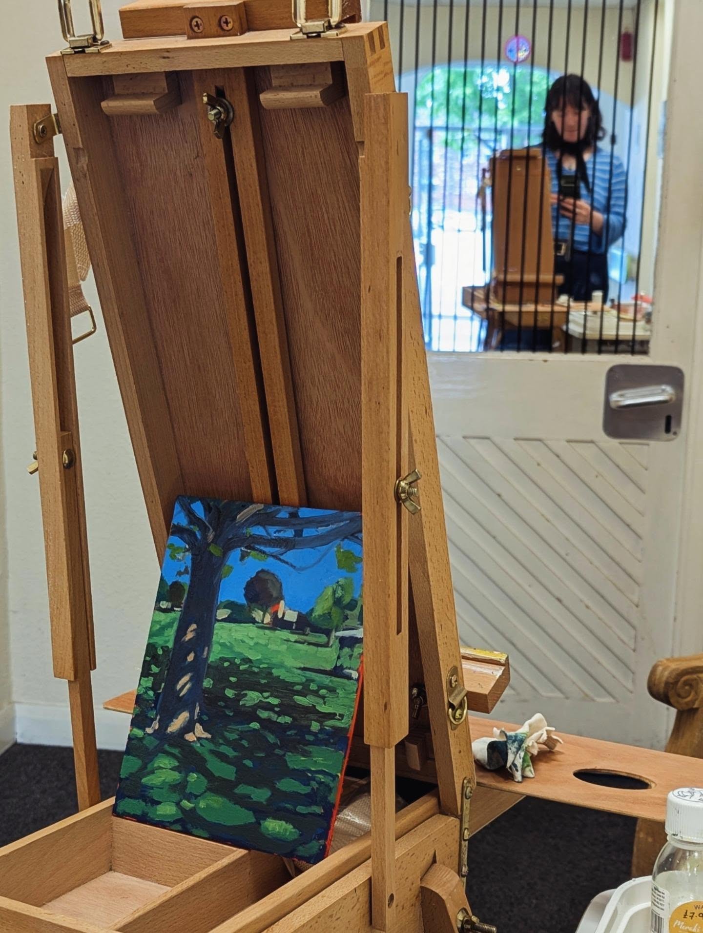 In the art pop up today developing a painting I started in the park not long back, but on my new (second hand) easel 😁 can't decide whether to be more exaggerated or naturalistic with the tones, but thoroughly enjoying painting it. The trunk definitely needs something.
Thank you to everyone for visiting today, and everyone who has visited this far 🥰