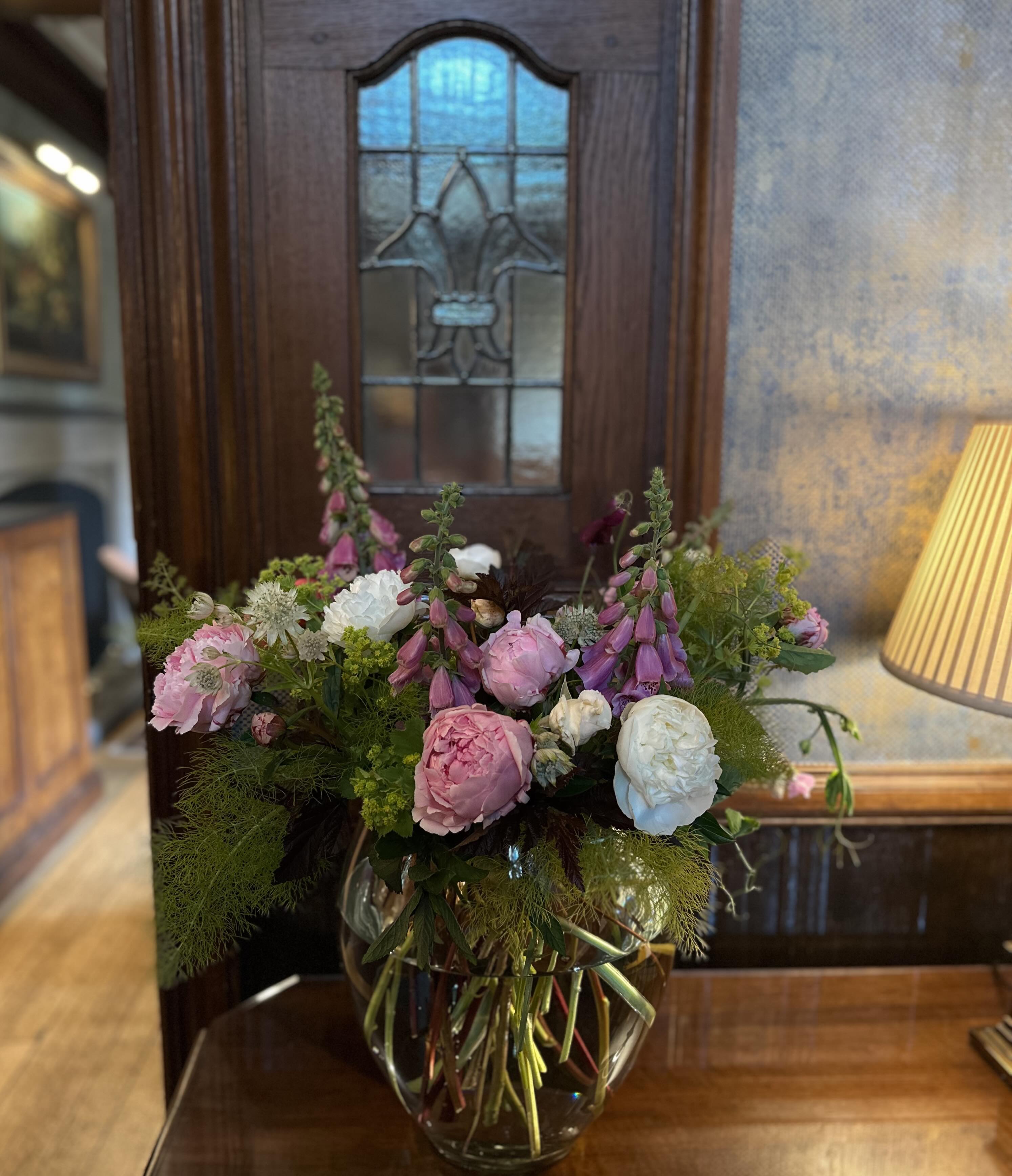 This week’s @fischersbaslow floral arrangement is a celebration of British-grown beauty 🌿✨
Every stem has been grown right here on our little cutting patch — a true reflection of the season at its very best. There’s nothing quite like working with flowers when they’re naturally at their peak.
A soft, romantic mix filled with peonies, astrantia, peach-toned roses, and delicate foxgloves, with layers of scent and texture from fennel leaves and chocolate mint. Sweet peas on the vine bring their beautiful fragrance, while ladies mantle adds the perfect pop of zesty lime green.
Seasonal, scented, and grown with love 🤍
