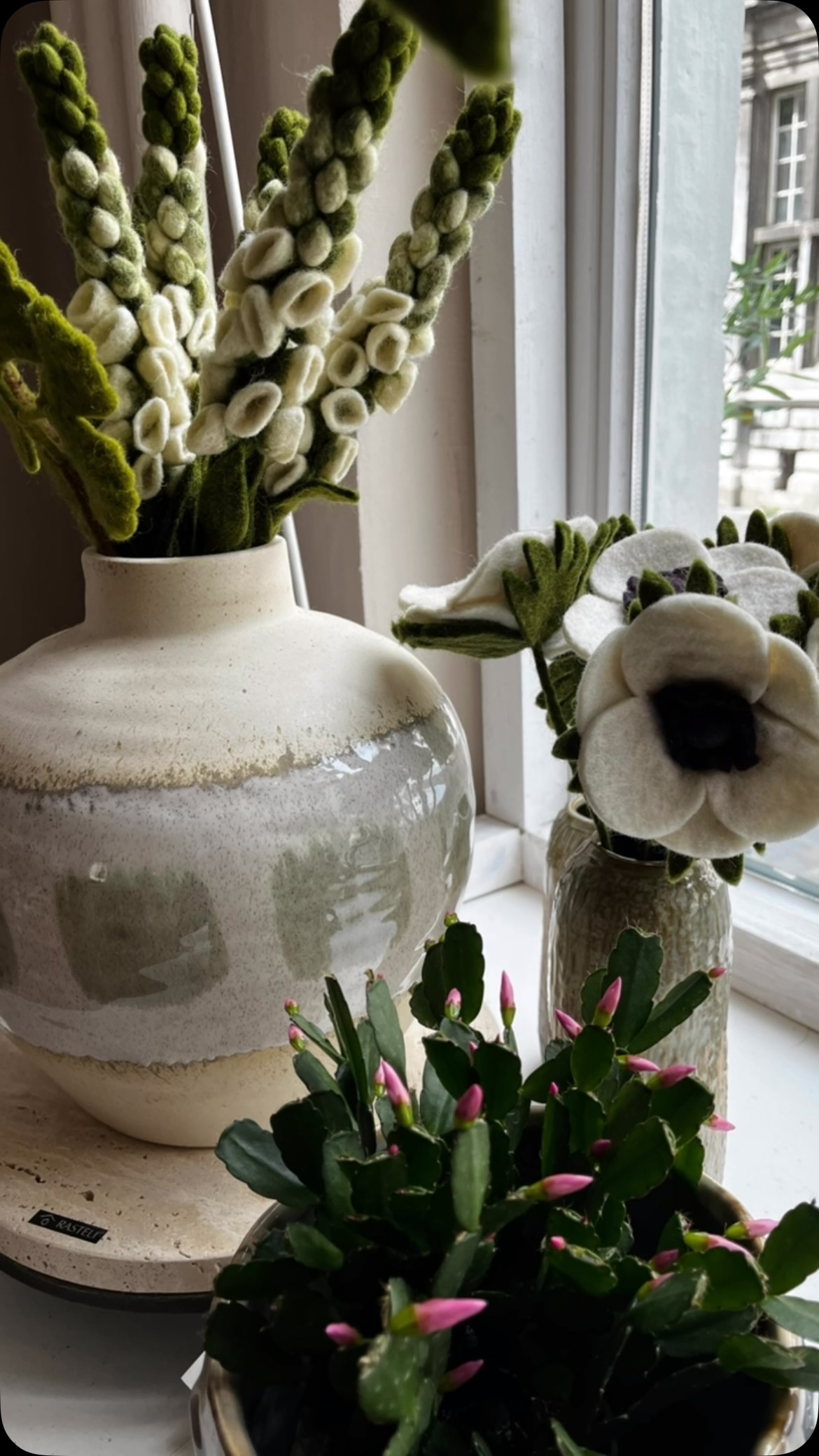Deze prachtige vilten bloemen van Gry & Sif zijn nieuw in de winkel! 💐
Met de hand gemaakt in Nepal onder fairtrade omstandigheden. Elke bloem is uniek, duurzaam én blijft het hele jaar door mooi. 🌿
Stel zelf je favoriete boeket samen of kies één mooie bloem als origineel cadeautje voor de juf aan het einde van het schooljaar. 🎁🍎
Welke bloem is jouw favoriet? 🌸✨
#viltenbloemen #viltenboeket #ladimee #handmade #juffencadeau