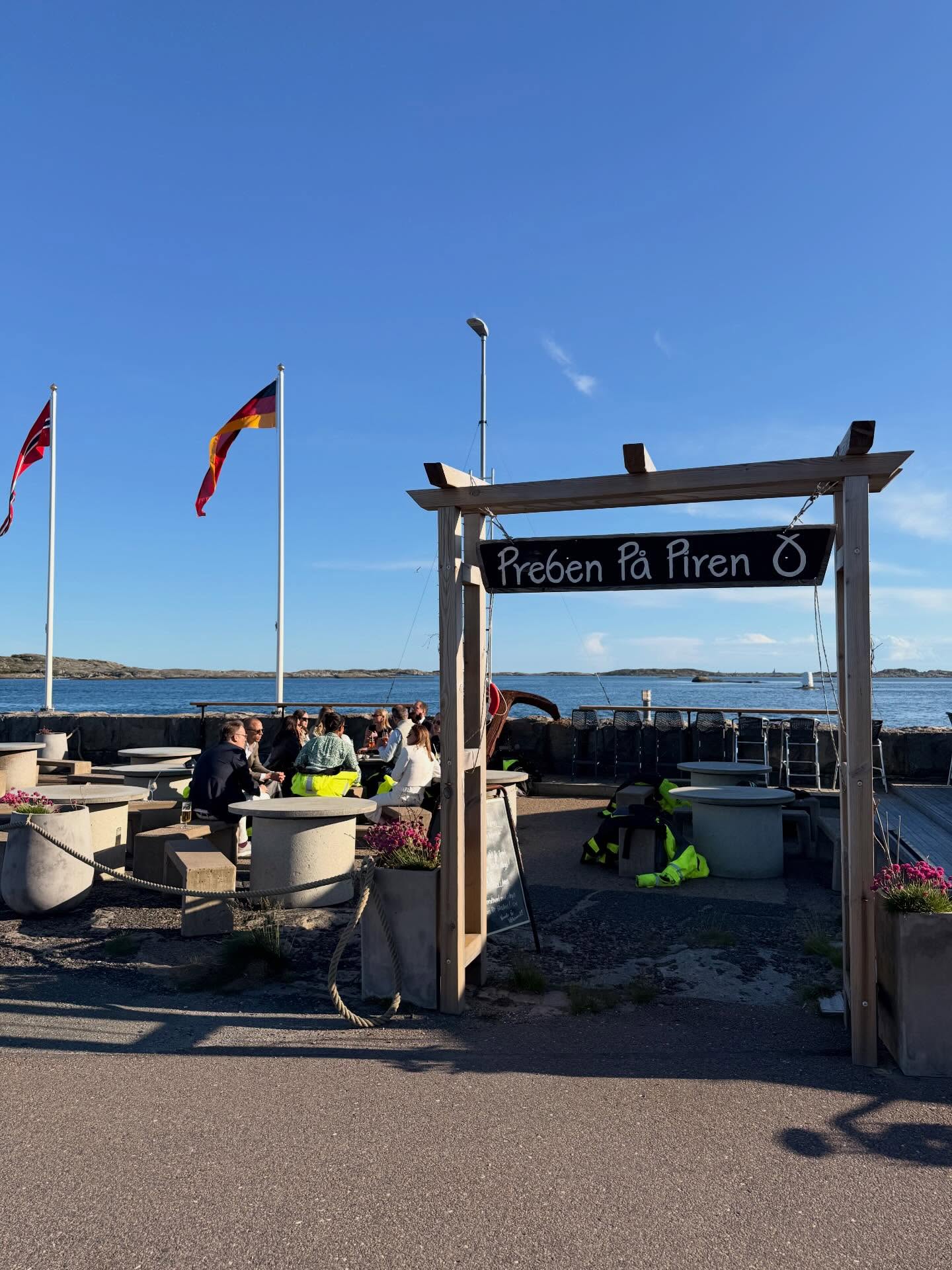 Krogsafari från Göteborg
Dagens gäster fick en härlig tur i skärgården för att sedan stanna till på Vinga där det bjöds på ostron och bubbel innan färden fortsatte mot Hönö och @restaurang_tullhuset för goda drinkar i solen
En härlig aktivitet innan middagen med kollegorna!
Läs mer och boka på RibX.se
#ribbåt #ribx #konferensaktivitet #krogsafari #västkusten