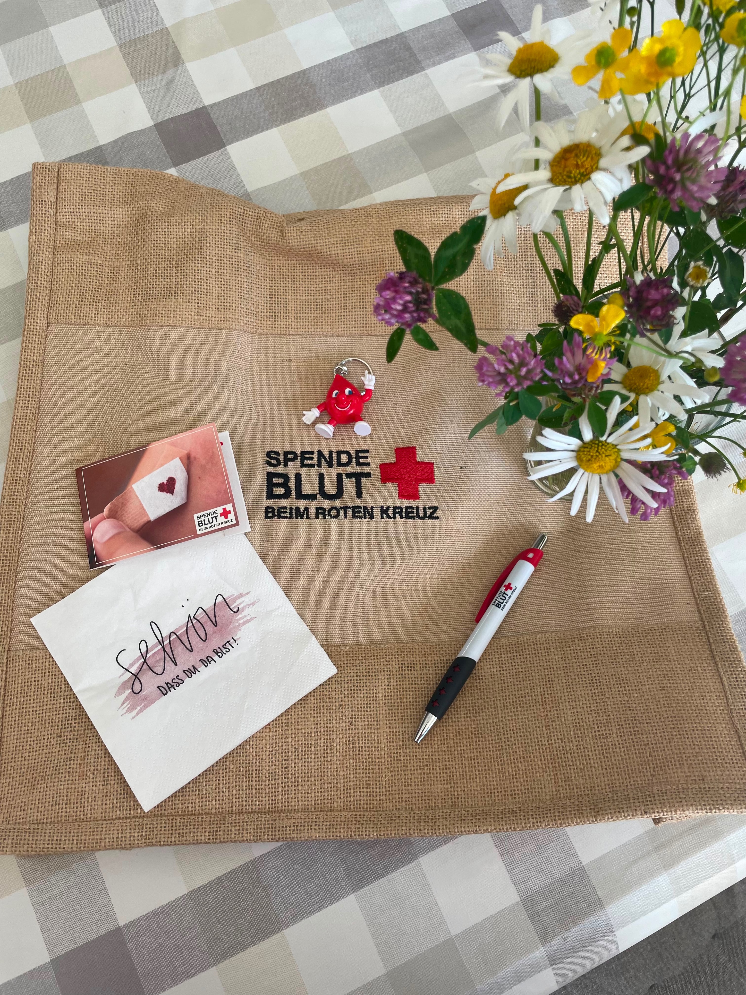 Traditionell zur Bekanntgabe der schriftlichen Prüfungsergebnisse hieß es vergangenen Freitag auch wieder, wer spendet Blut?
Einige der 12.klässler trauten sich und spendeten zum ersten Mal einen halben Liter Blut. Auch die Lehrerinnen und Lehrer, sowie einige Eltern und Gäste fanden den Weg ins Christoph Graupner Gymnasium Kirchberg, um an der über 20-jährigen Tradition teilzunehmen.
Insgesamt 78 Personen waren zur Spende gekommen, davon 25 Erstspender.
Vielen Dank an das DRK für die gute Organisation der Blutspende und unsere Helfer beim Imbiss. Ein großes Dankeschön geht auch an die Spender, denn mit Ihnen kann das DRK wieder Leben retten. ❤️
#blutspende #tradition #deutschesroteskreuz