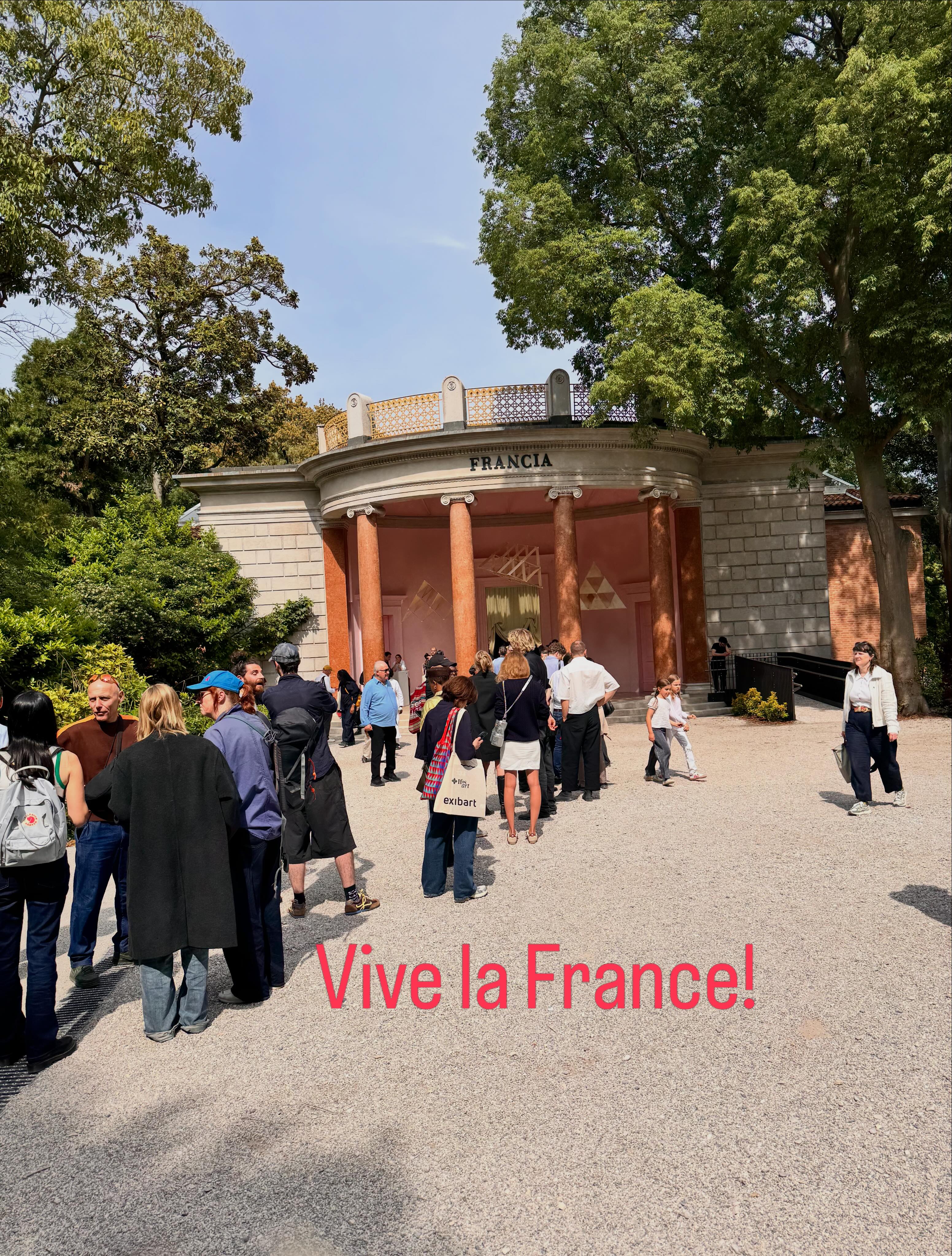 Desde Venecia, @labiennale el principal atractivo turístico que ocupa Giardini, Arsenal y los principales museos y palacios de la ciudad, destacamos el Pabellón de Francia con la participación de la artista @ytobarrada . Su obra “Comme Saturne”, realizada con técnicas textiles, alude a la doble naturaleza de Saturno: tanto la figura que devora a sus propios hijos para perpetuarse en el tiempo, como el planeta bajo cuya influencia se decía que nacieron los artistas. Al volver a esta imaginación cosmológica, Barrada adopta una posición de distancia a través de la cual reflexionar sobre nuestra condición contemporánea desde un punto de vista poético. @marcelarodriguezponte #artetextil #bienaldevenecia #arteypolitica #instalacion #commesaturne Desde Venecia, @labiennale el principal atractivo turístico que ocupa Giardini, Arsenal y los principales museos y palacios de la ciudad, destacamos el Pabellón de Francia con la participación de la artista @ytobarrada . Su obra “Comme Saturne”, realizada con técnicas textiles, alude a la doble naturaleza de Saturno: tanto la figura que devora a sus propios hijos para perpetuarse en el tiempo, como el planeta bajo cuya influencia se decía que nacieron los artistas. Al volver a esta imaginación cosmológica, Barrada adopta una posición de distancia a través de la cual reflexionar sobre nuestra condición contemporánea desde un punto de vista poético. @marcelarodriguezponte #artetextil #bienaldevenecia #arteypolitica #instalacion #commesaturne