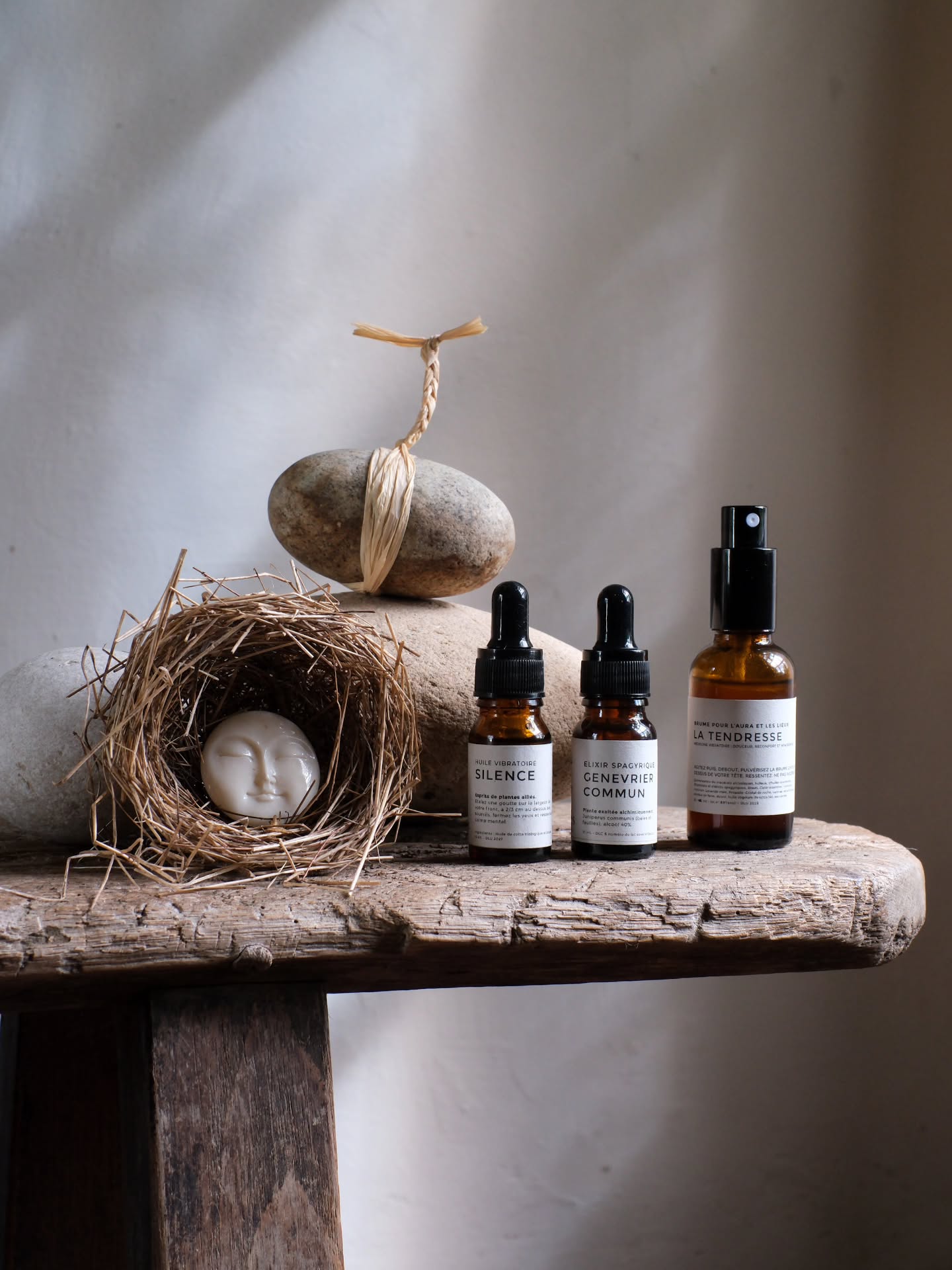 COFFRET NOCES ALCHIMIQUES | Sécurité, confiance, réconfort
J'ai eu envie de vous proposer, à un tarif préférentiel, de nouveaux coffrets de synergies alchimiques qui résonnent avec ma guidance du mois.
Ces noces alchimiques sont les mariages vibratoires parfaits pour pour vous encourager et vous soutenir dans votre travail de guérison et d'expansion vibratoire du moment.
Voici le premières noces du mois de Juin.
Ce coffret est dédié à la confiance, au réconfort et la sécurité.
Si vous ressentez un besoin d'ancrage, de douceur et de gagner en confiance, alors je vous invite à vous l'offrir .
Il se compose de l'Elixir spagyrique de Genevrier commun, de l'huile vibratoire Silence et de la Brume La Tendresse.
Ce coffret Noces alchimiques Reconfort et Confiance permet un temps de cure et de ré-harmonisation vibratoire de 28 jours.
🌸
Pour le découvrir en détail, rendez-vous sur la boutique subtiles.net.
Le lien est en bio !
#alchimie #nocesalchimiques #MedecineVibratoire
#plantesmedicinales #PlantesAlliees