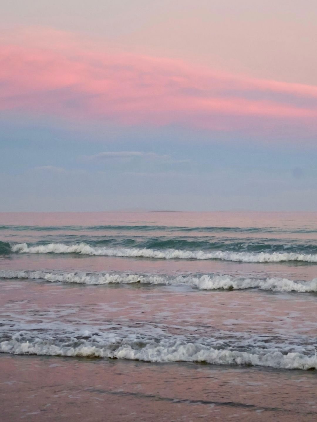 A few moments spent photographing sunsets, surf and dolphins from a recent trip. The sea always works its magic on me 🧜♀️