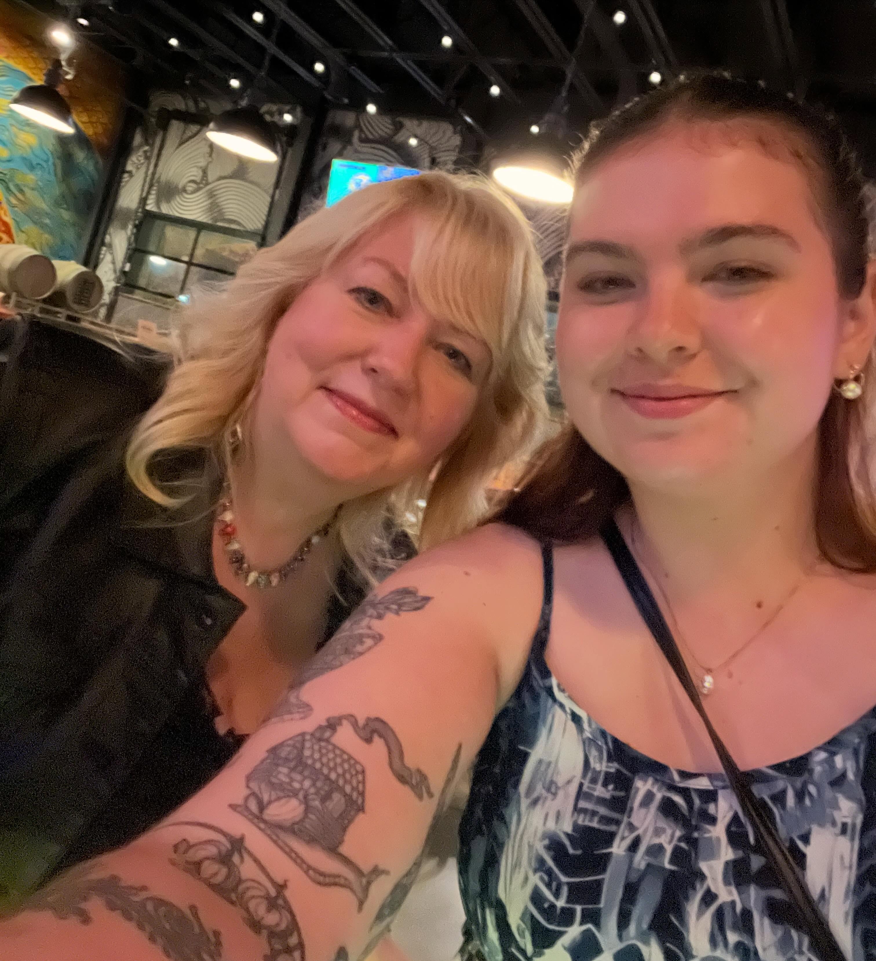 We had a great mother-daughter night out at the MAMA Awards! Congrats to all the amazing performers and winners. 🎉🤘🏼🎶