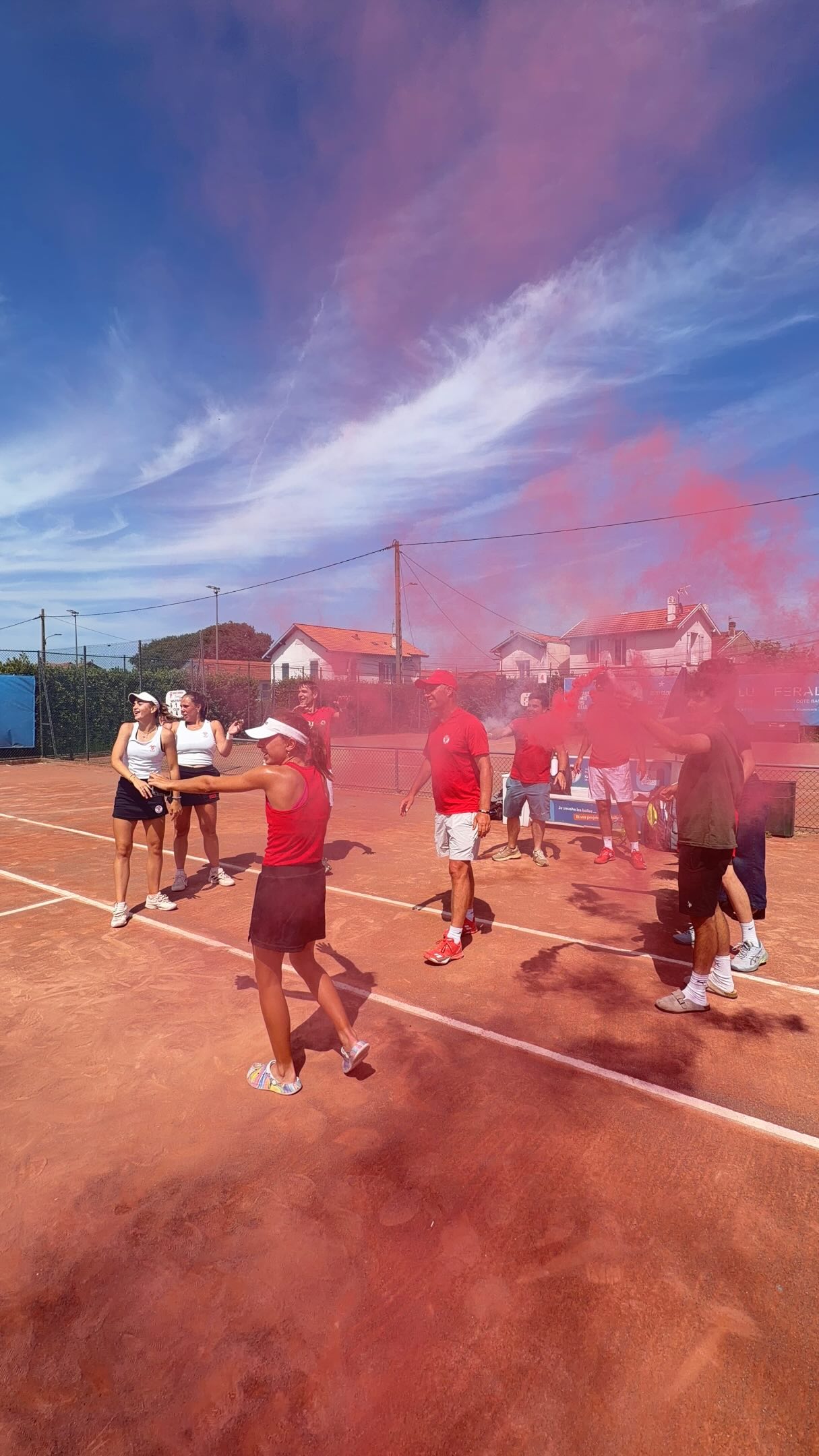 Hier se disputait la dernière rencontre de notre équipe féminine de Nationale 1, avec un objectif clair : décrocher la montée en Pro B.
Mission accomplie avec une magnifique victoire 5-1, au terme d’une journée riche en émotions, en engagement et en esprit d’équipe.
Cette performance marque une page importante de l’histoire du club : pour la première fois, le BO Tennis & Padel comptera la saison prochaine ses équipes féminine et masculine en Pro B.
Une immense félicitation à toutes les joueuses, aux capitaines, aux bénévoles, aux supporters et à l’ensemble des personnes qui ont contribué à cette réussite.
Merci à tous ceux qui étaient présents pour vivre ce moment avec nous. L’aventure continue, et elle s’annonce passionnante.
Un très grand merci à
@maison_pommiers et @bocafeaguilera pour le petit dej et le brunch de qualité !
@schneiderclemence2012 @ponchetjessika @victoire_lnsm @leiredeezcurra @ya.neiz @bo_ultras @bo_omnisports @pages_philippe @melanie.maillard1 @nsabas72 @balledematch_bayonne @ville2biarritz #montéeenprob #prob #botennis #biarritz