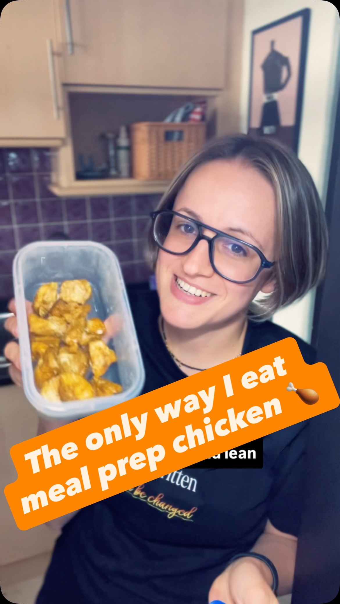 Dry chicken meal prep? Fixed it 🤝
This is one of my favourite ways to make meal prep chicken actually enjoyable. Chopped small, loads of crunch, creamy dressing, warm pitta… game changer.
Save this video or screenshot the recipe for later 📸
🍗 Chicken:
• 1 chicken breast
• 1–2 tsp mild curry spice mix
Air fry at 180°C for 10–12 mins(depending on your air fryer)
🥗 Veg:
• ½ orange pepper
• Handful of cherry tomatoes
• Quarter cucumber
• 2 tbsp sweet corn
• Large handful of rocket
• Small handful pickled jalapeños
• 5–6 olives
• Small piece red onion or 1 salad onion
🥣 Dressing:
• 1 tbsp full-fat Greek yoghurt
• Half a garlic clove, pressed
• Squeeze of lemon juice or splash of pickle vinegar
Chop everything into small pieces, add a fresh scrunch of black pepper, toast your pitta and enjoy ✨
Honestly feels more like a takeaway lunch than meal prep.
#mealprep #quickmeals #lunchideas