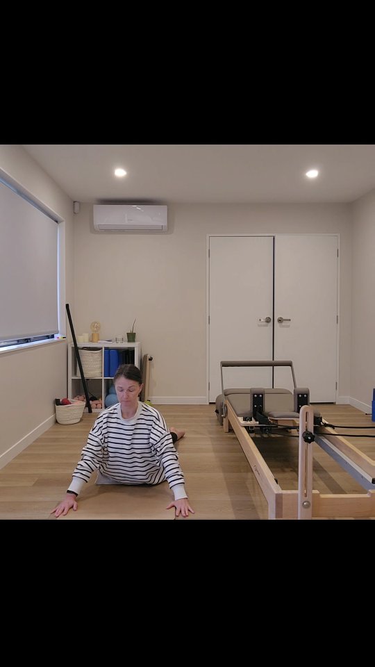 Setting myself up for the day. ✨️ and it only took 10 mins.
Tuesdays are always a busy day being a mix of both pilates and massages. Getting some mobility in my back and chest was my priority this morning, moving my spine in all directions to help ease out some stiffness and restrictions i was feeling.
How is your body feeling today? Will you be adding in a little movement into your day?
#movement #pilates #stretching #mobility #waimauku #kumeu #huapai #muriwai #aucklandpilates #matpilatesclasses #reformerpilatesauckland #matpilatesauckland