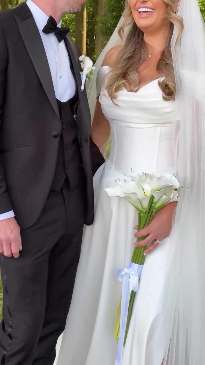 Rae and Josh, aka Mr and Mrs Simpson ๐ค๐ซ
Last Sunday was just gorgeous. You said โI doโ in front of your nearest and dearest, and it was perfect. Sending you lots of love as you begin this next chapter ๐๐
@raesimpsonx @jsimps1993
Content and reels: @the.socialguest
Photographer: @kylegloverphotography
Venue: @wildesinns
