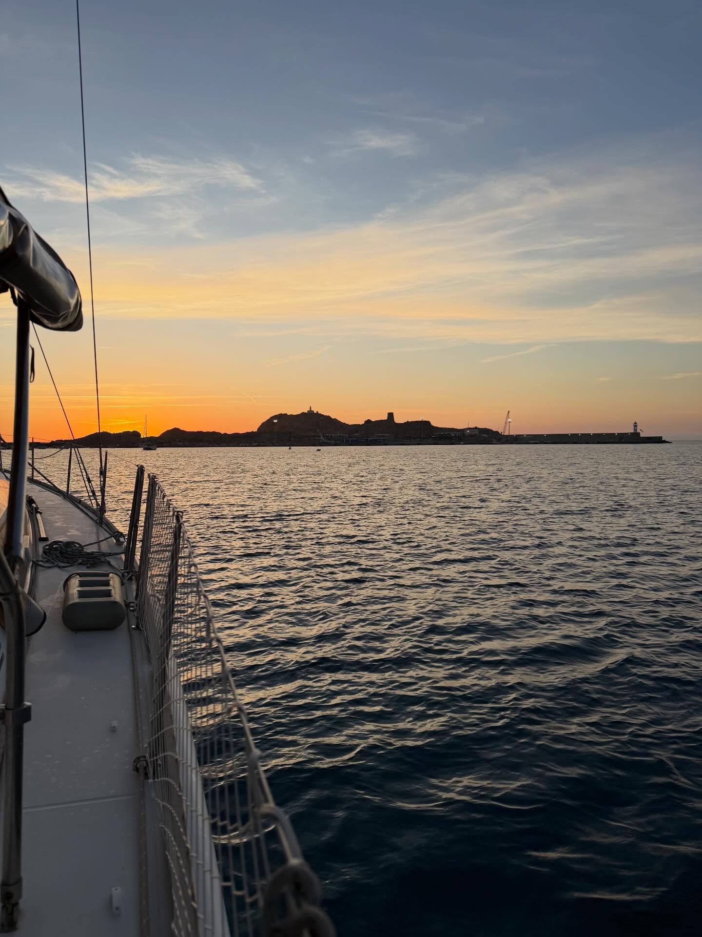 Première escale. Île Rousse. ⛵
Apolline dort.
La mer est calme.
Le soleil descend sur les montagnes corses.
Mon bureau ce soir. 🌊🌿
@lecarnetnaturo