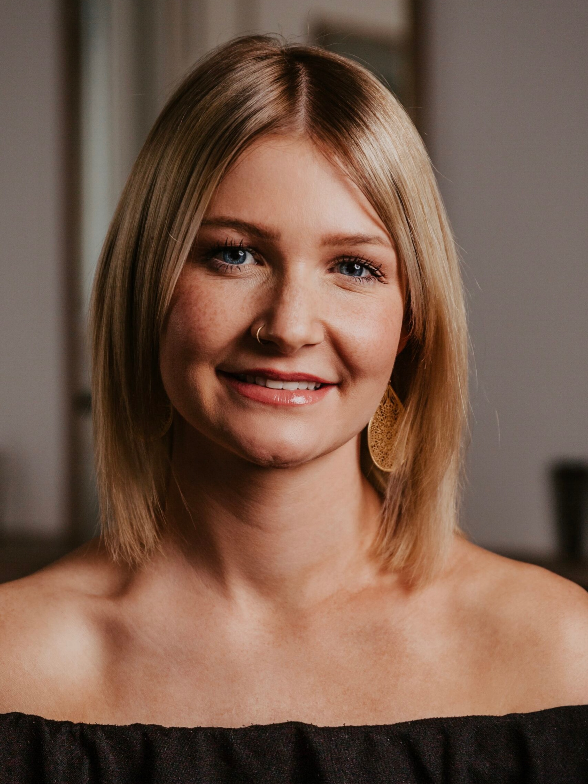 ✨Ein wichtiger Abschied und ein neuer Anfang für Jenny Brändle✨
Liebe Kundinnen und Kunden
Es gibt Momente im Geschäftsleben, die uns besonders berühren. Heute ist so einer. Nach vielen wunderbaren Jahren hat sich unsere langjährige Mitarbeiterin
Jenny Brändle entschieden, einen neuen Weg einzuschlagen.
Jenny hat eine neue Herausforderung gefunden, die genau auf ihre Lebenssituation und ihre Ziele passt. Es ist natürlich sehr schade, dass sie uns verlässt – ihre Art, ihr Engagement und ihre Wärme werden uns fehlen. Aber gleichzeitig erfüllt es uns mit grosser Freude und Stolz, sie auf diesem neuen Schritt begleiten zu dürfen. Wir wünschen ihr von ganzem Herzen alles Gute und viel Erfolg für das, was kommt.
Jenny wird uns noch bis Sa. 22.8.26 zur Verfügung stehen. Um die Kontinuität für Sie zu gewährleisten, möchte ich Ihnen versichern: Wir sind für Sie da. Mein Team – Claudia, Aurora , Andrea , Renzo und ich selbst übernehmen gerne die Betreuung Ihrer Anliegen. Wir freuen uns darauf, Sie weiterhin persönlich zu begrüssen und mit derselben Leidenschaft zu bedienen, die Sie von uns gewohnt sind.
Ausserdem möchte ich Ihnen eine kleine, diskrete Information geben: Wir haben beschlossen, Jennys Stelle vorerst nicht neu zu besetzen. Dies ist eine bewusste Entscheidung, um den Raum zu schaffen, den wir brauchen, und um die Qualität unserer Zusammenarbeit aufrechtzuerhalten. Es ist unser Zeichen der Wertschätzung gegenüber Jennys Leistung und ein Bekenntnis zu unserem bestehenden, starken Team.
Vielen Dank für Ihr Verständnis und Ihre Treue. Lassen Sie uns diesen Übergang gemeinsam positiv gestalten.
Herzlich Marco Zolliker und das ganze Team
#zollikhair #news #team #coiffeur
