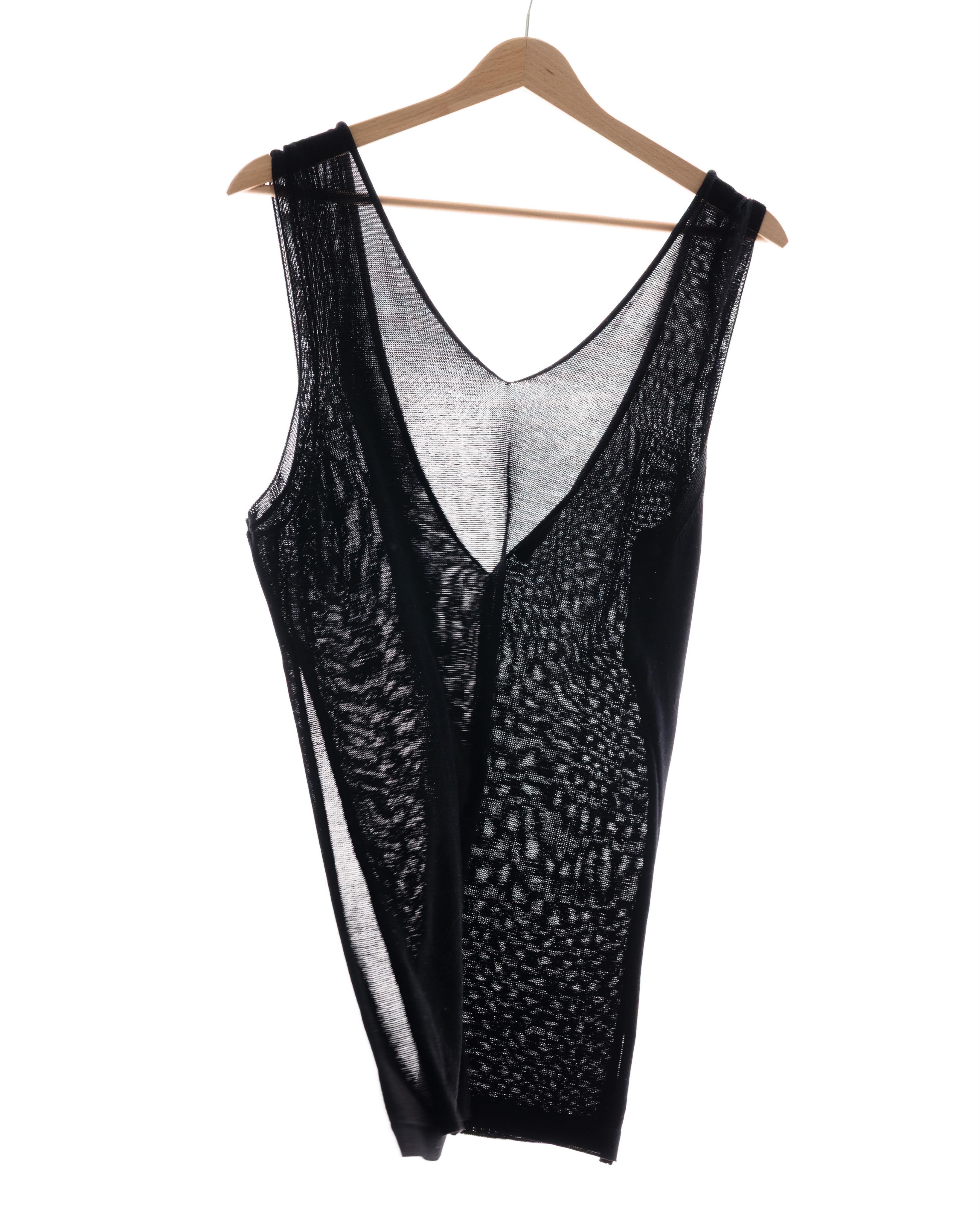 Si è presentato scorsa estate per la prima volta e vi siete amati molto, ma molto!
Sta tornando BELMONTE,
il gilet chiuso in maglieria leggera realizzato in 100% cotone mercerizzato.
BELMONTE è una forma libera che vive di raffinata e impalpabile eleganza.
E’ la sua seconda bella stagione e si è vestita di nero, ma anche di blu profondo, ti accompagna di giorno e di sera, ama stare a contatto con la tua pelle, ma si lascia vivere anche con altri capi sotto.
Sara’ in prevendita quindi potrai scegliere la tua taglia tra quelle da noi proposte o di personalizzare se no ti riconosci nell standard; chiuse le prenotazioni, Laura e le sue mani sapienti, inizieranno a lavorare.
Ogni singolo BELMONTE verrà smacchinato su telai a trazione manuale, cioè senza motore ma guidati solo dal movimento e dal saper fare di Laura.
Per la maglieria seguiamo lo stesso pensiero lento dei capi in tessuto: non esiste ancora, prenderà forma su tua esigenza, il capo è costruito per te e su di te, e per essere solo tuo chiede tempo e attenzione.
Non perderci di vista, ti scrivo appena ho una data precisa di lancio!
Laboratorio maglieria @imperfectae.it
Foto @carlo_terenzi_fotografo