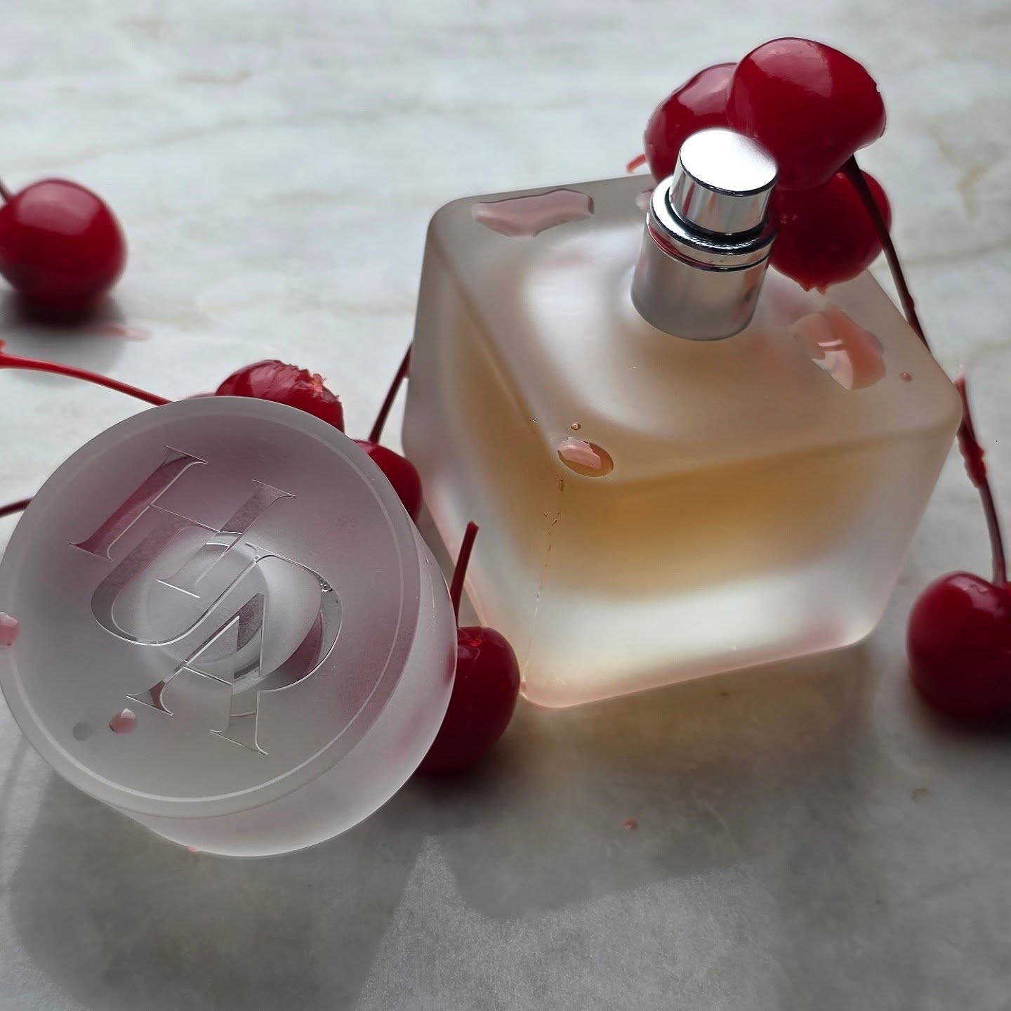 Floral milkshake with a cherry on top.
It's playful. It's easygoing. It's Easy Bake Intense.
.
.
.
.
.
.
Top note is Cherry; middle notes are White Flowers, Cinnamon, Caramel and Milk; base note is Vanilla.
.
.
.
.
.
.
#perfume #smellgood #hudabeauty