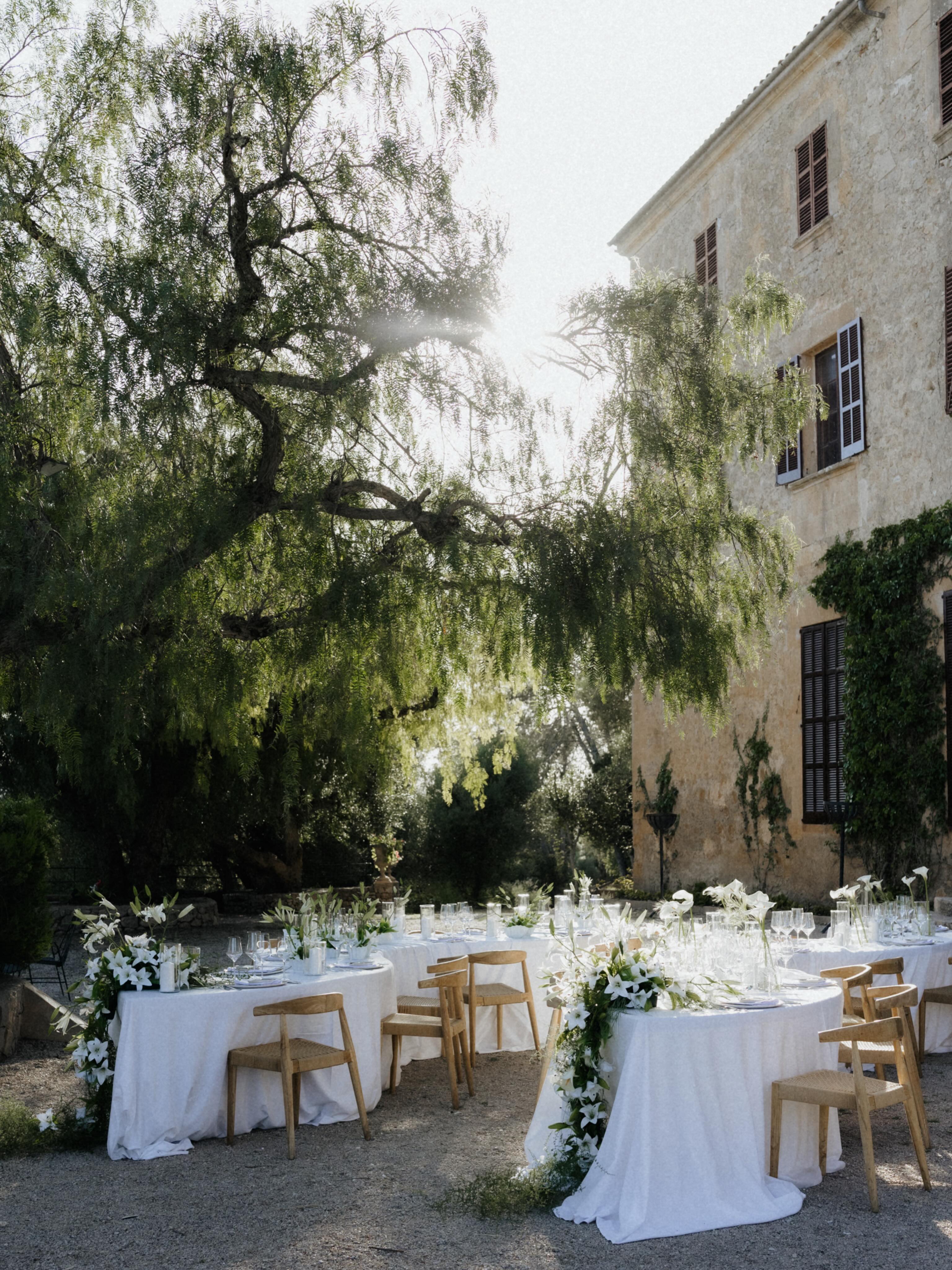 A beautiful table setting can completely transform the atmosphere of a wedding, especially when the Mallorcan evening sun hits at just the right moment, like it did here at the beautiful @elscalderers_museomallorca ☀️
Seeing all the details come together like this is one of my favourite parts of being a wedding planner in Mallorca. This is exactly why I love planning destination weddings in Mallorca, it always makes me incredibly happy.❤️✨
#mallorcaweddingplanner #mallorcawedding #destinationweddingmallorca #destinationweddingplanners #luxuryweddingplanners
Weddingplanner: @laceriseweddings
Photographer: @grafikm_
Videographer: @beegrafie
Location: @elscalderers_museomallorca
Rentals: @totapunteventscatering
Flowers: @hochzeitsfloristik_bydebora @danaweinmann
Speaker: @janaroschal
Stationary: @atelier.lorena.geiss
Hair & Makeup Artist: @sarahschulte.weddingartist
Cake: @catecake.weddings
Drinks: @drinkexpress.mallorca