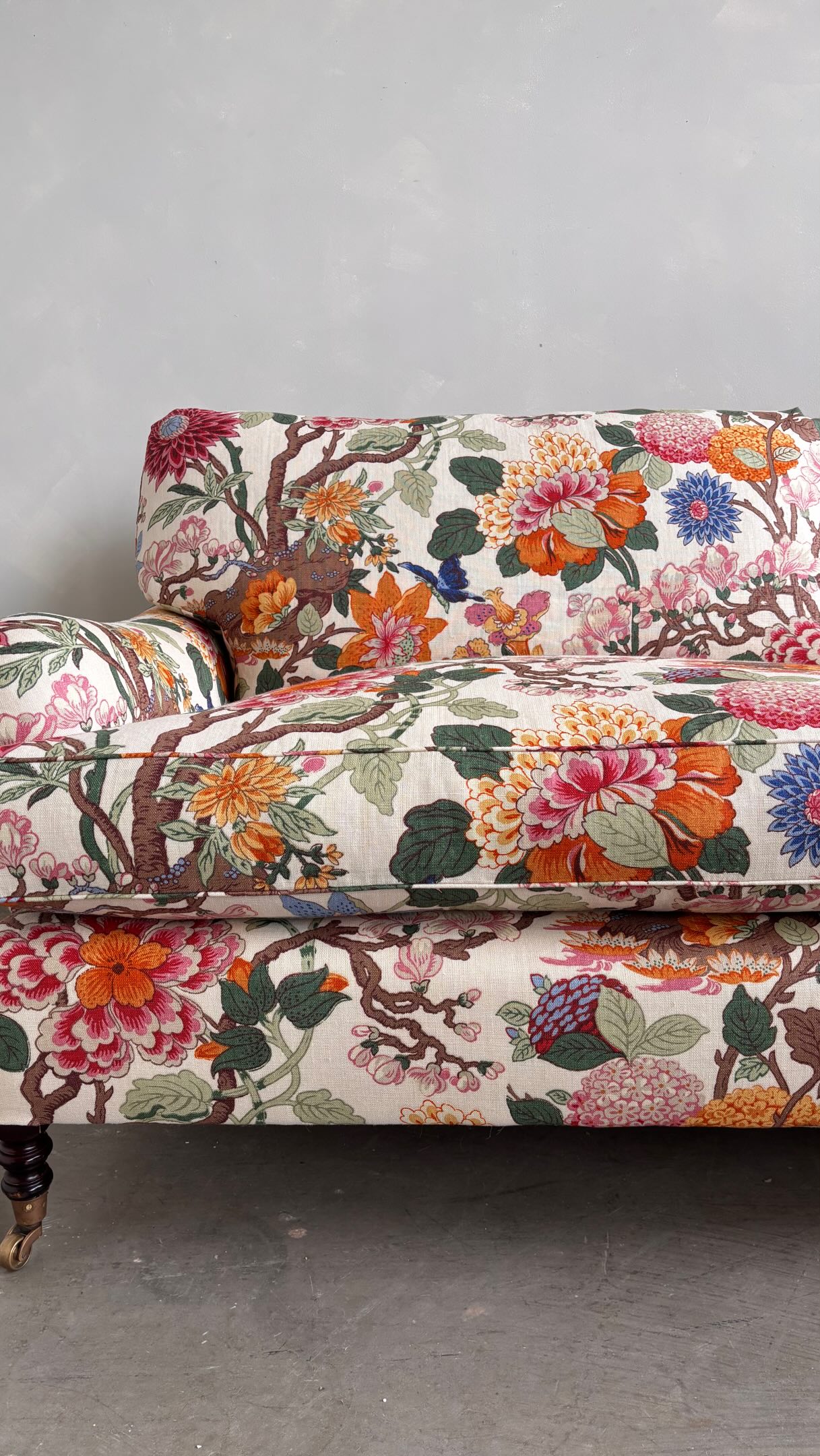 When you know you’ve found the perfect floral fabric 🌸🌼
@gpjbaker
#upholstery #interiordesign #textiles