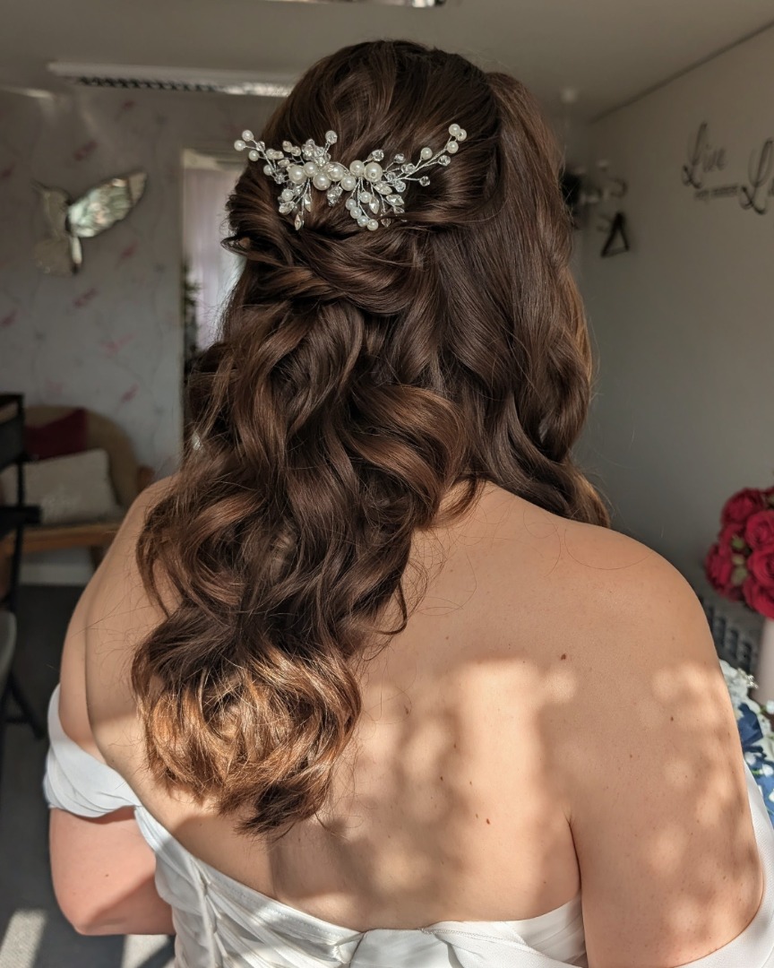 Katrina
Such a fun afternoon with Katrina creating her bridal hair and makeup on her special day
She opted for a half up half down style, with soft curls and a twisted style. Katrina had alot of beautiful hair to style so we styled it so she had some down the back and hair around the front too.
Lovely day!
Good to see @jimwileman on photography and Meg on coordination
Congratulations!!