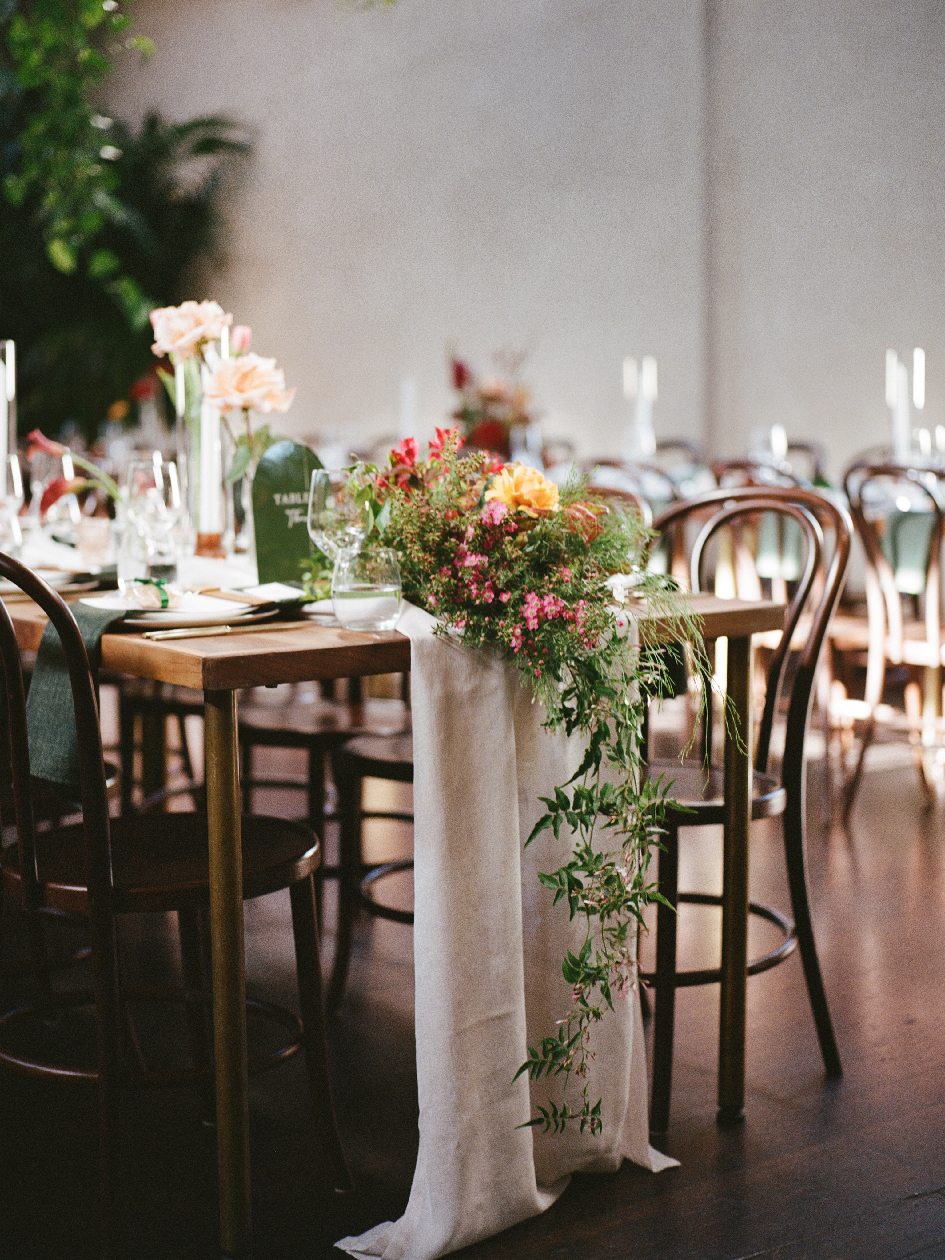 : some guest tablescape moments we loved 🍁🍇🍑🌾🥀🌿
A thoughtful mix of garden-inspired floral end moments, centrepieces, and bud vases beneath lush hanging greenery. Layered with soft linen, candlelight, and carefully considered stationery, each element played its part.
From Ryan and Theona special day ✨
Bride @theonakessaris
Photography @lachlanchatfieldphotography
Florals @flouergardn
Venue @glasshausdesign
Décor Hire @tablearteventhire