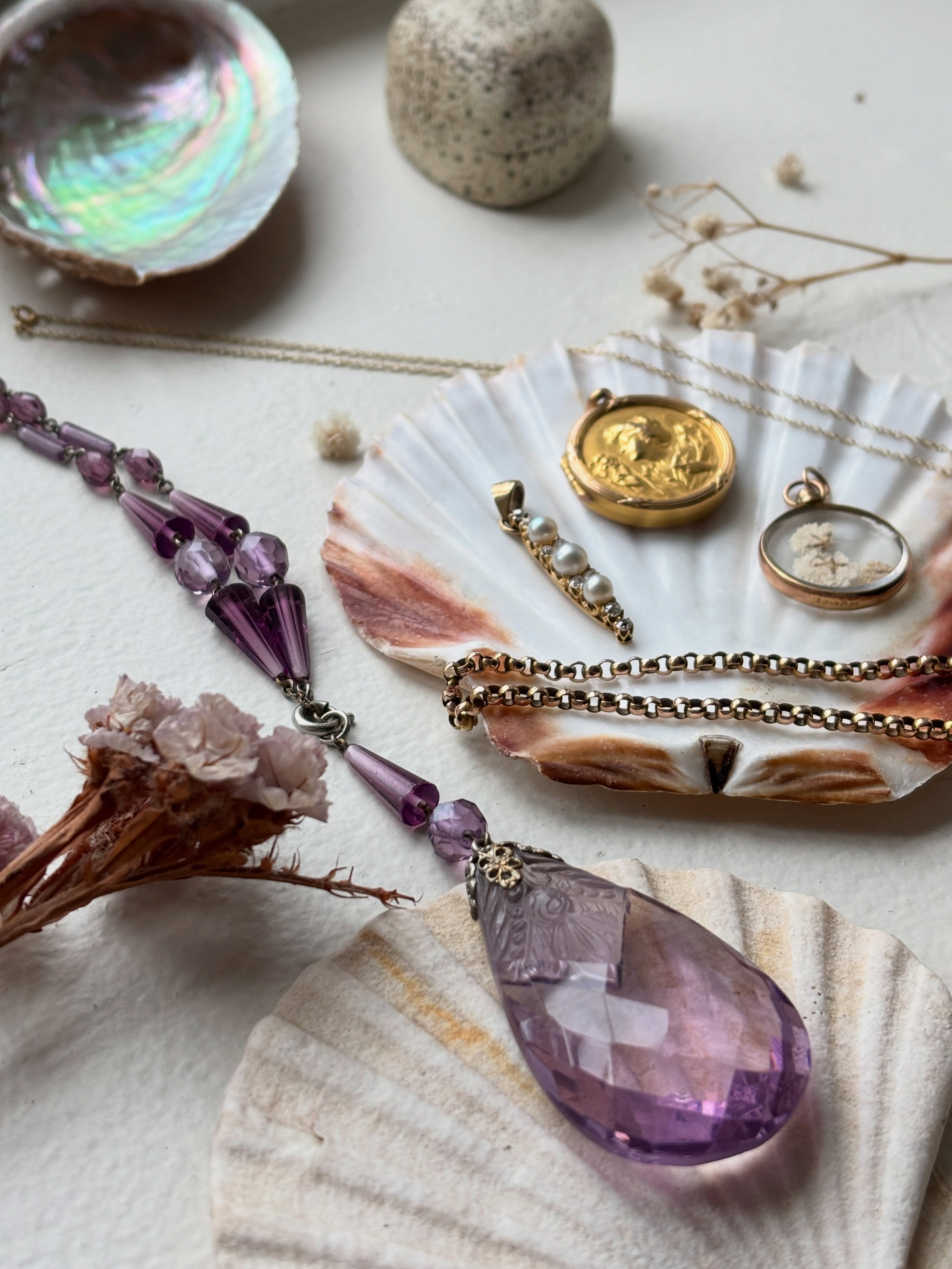 Truly a sprinkle of happiness. All but the art nouveau portrait locket are available on the website 🫶🏻
.
#VintageGemstones #AntiqueRingCollector #EdwardianJewellery #VictorianJewelleryLover #FineJewelleryCollection