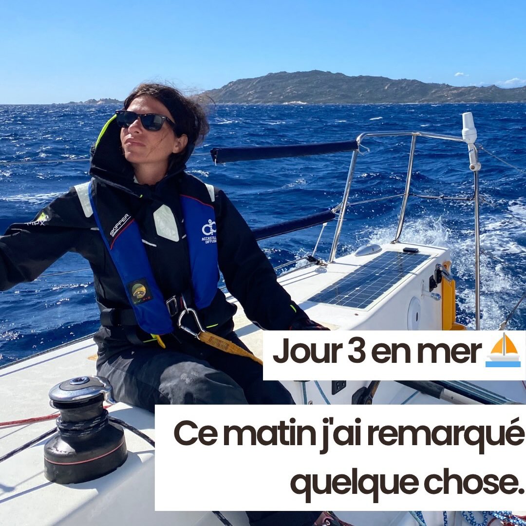 Jour 3 en mer. ⛵
Ce matin j’ai remarqué quelque chose.
Je me suis réveillée sans alarme.
Sans liste de choses à faire.
Sans ce fond de tension que je portais sans m’en rendre compte.
Mon système nerveux faisait quelque chose qu’il n’avait pas fait depuis longtemps.
Il se reposait vraiment.
Pas juste une pause entre deux actions.
Un vrai repos.
Et j’ai pensé à mes clientes.
À ces femmes dont le système nerveux est en mode alerte permanent depuis des années.
Qui se réveillent déjà fatiguées.
Qui portent tout sans jamais vraiment poser.
Ce n’est pas de la faiblesse.
C’est un système nerveux qui a oublié comment s’éteindre.
Et tant qu’il ne s’éteint pas, le cortisol reste élevé.
Le corps résiste.
Les efforts ne donnent pas de résultats.
La mer ne fait pas de miracle.
Mais elle rappelle au corps ce qu’il sait déjà faire.
Se réguler. Se reposer. Se rééquilibrer.
C’est exactement ce que fait la Méthode SNR.
Sans voilier. Depuis ton salon. 🌿
👉 Lien en bio @lecarnetnaturo
#voilier #systemenerveux #cortisol #naturopathie #hypnose