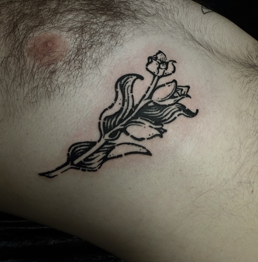 „ENGRAVED BLOOM“ 🌹🖤
Dieses Engraved Blackwork Design wurde von unserer @zak.lines umgesetzt.
Kräftiges Schwarz und markante Linien verleihen dem Motiv seinen unverwechselbaren Charakter. ✨
Gerade bei kleineren Motiven zeigt sich, wie wichtig saubere Linienführung, ein durchdachtes Design und eine starke Platzierung sind. Das Ergebnis: ein Tattoo mit klarer Wirkung und zeitlosem Look 💯
Du planst ein ähnliches Projekt im Bereich Engraved, Blackwork oder Fineline? Dann schreib uns eine DM 📩 WhatsApp 📲 oder komm direkt bei uns im Studio vorbei. Gemeinsam entwickeln wir ein individuelles Design, das perfekt zu dir passt. 🖤
Wir freuen uns auf dich✨
Dein Fearless Ink
#engravedtattoo #engravedstyle #blackworktattoo #chiemgau #tattoostudio