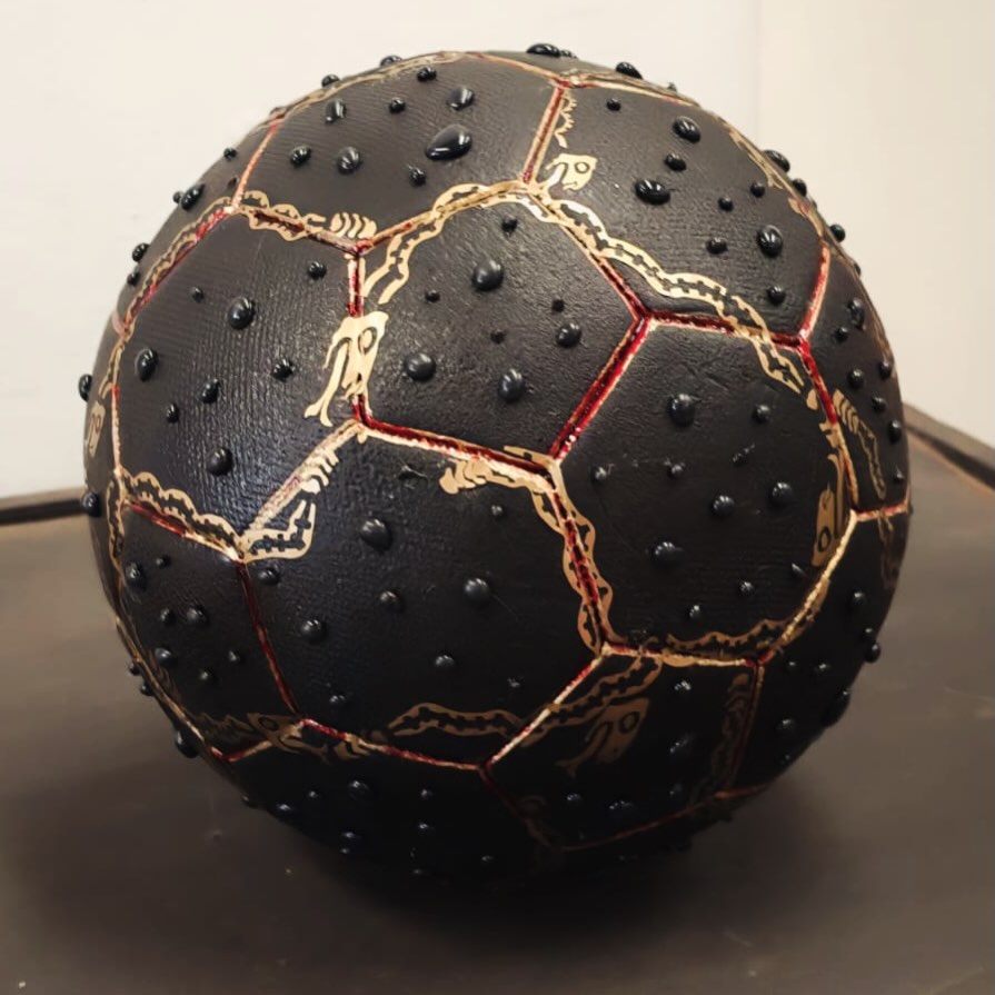 Un balón atravesado por serpientes