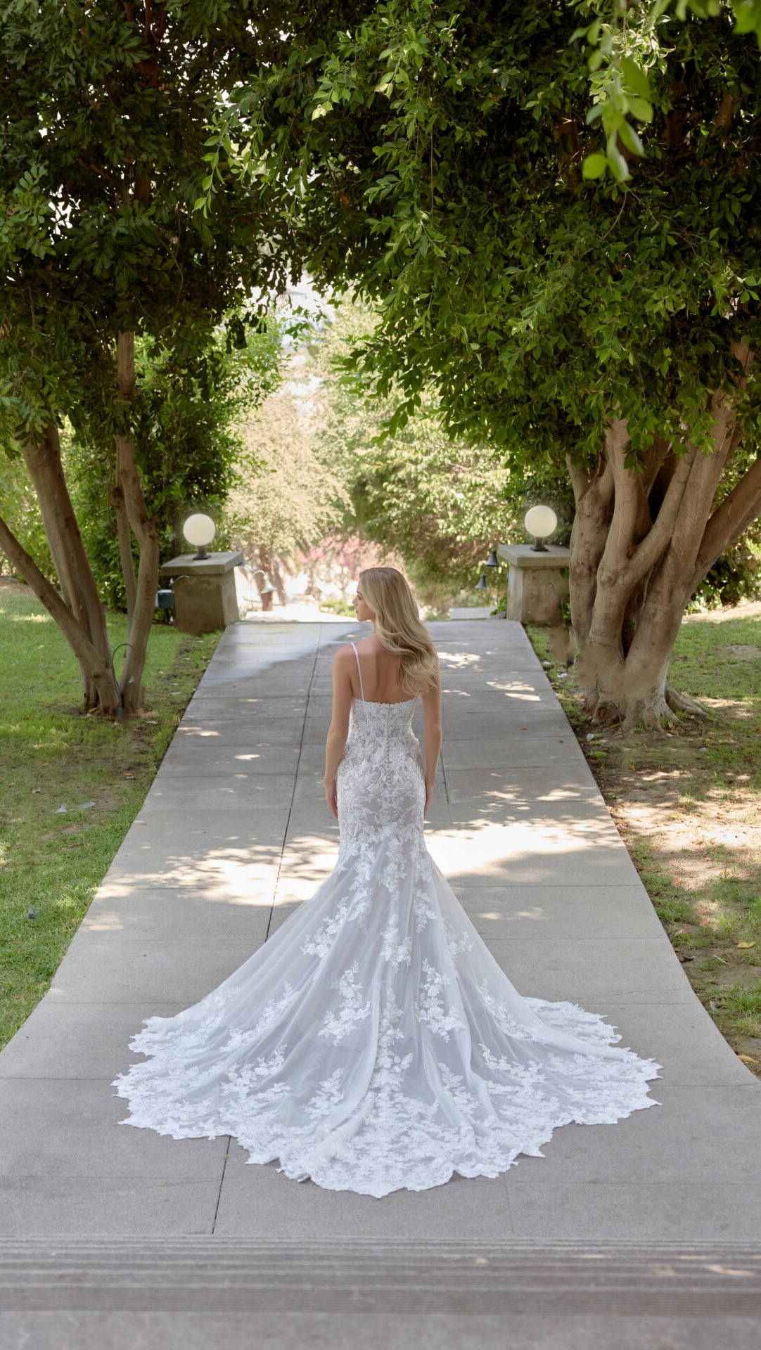 Styling this gown one detail at a time ✨
We started with a stunning cat eye neckline… then added a soft neck drape for that effortless bridal elegance, pearl straps for a little extra romance, and finished it all with the perfect veil 🤍
Which accessory made the biggest difference? 👰🏼♀️