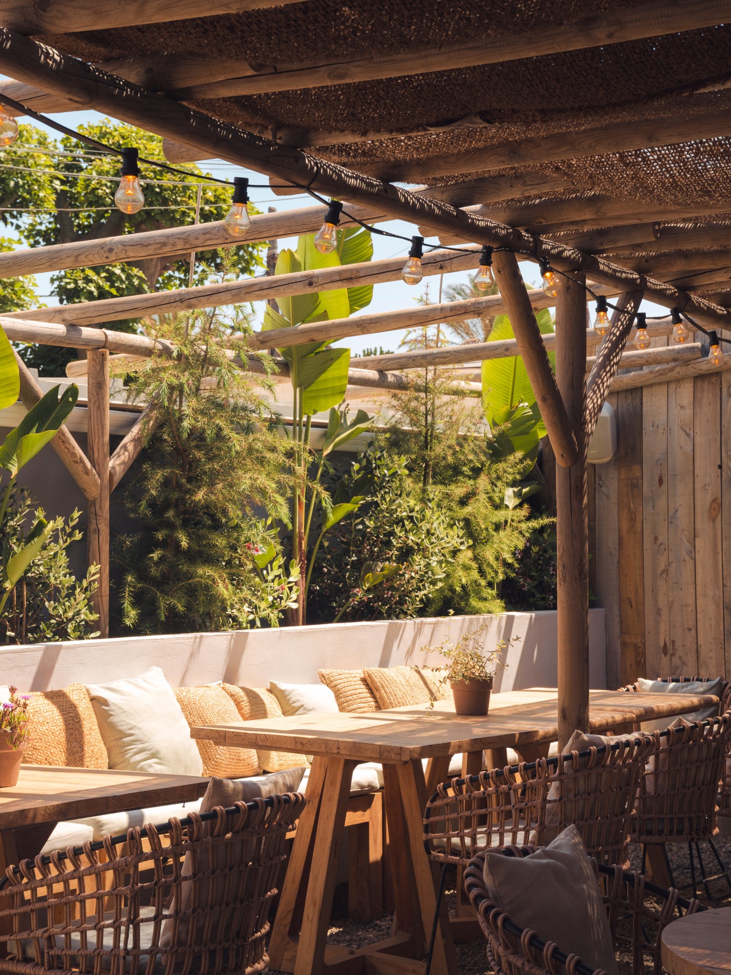 A space that feels as good as it looks ✨🌿🌊
At Luuma, every corner invites you to slow down: natural textures, soft light, sea views, and that relaxed elegance that turns any moment into something special. It’s the kind of place where breakfast becomes lunch, lunch becomes cocktails, and no one’s in a rush to leave.
Come for the setting, stay for the feeling.
#luumabeachrestaurant #luumabeachmarbella #marbellaweekend #marbellatrip #marbellalifestyle #marbellaspain #marbellavacation #elrosariobeach