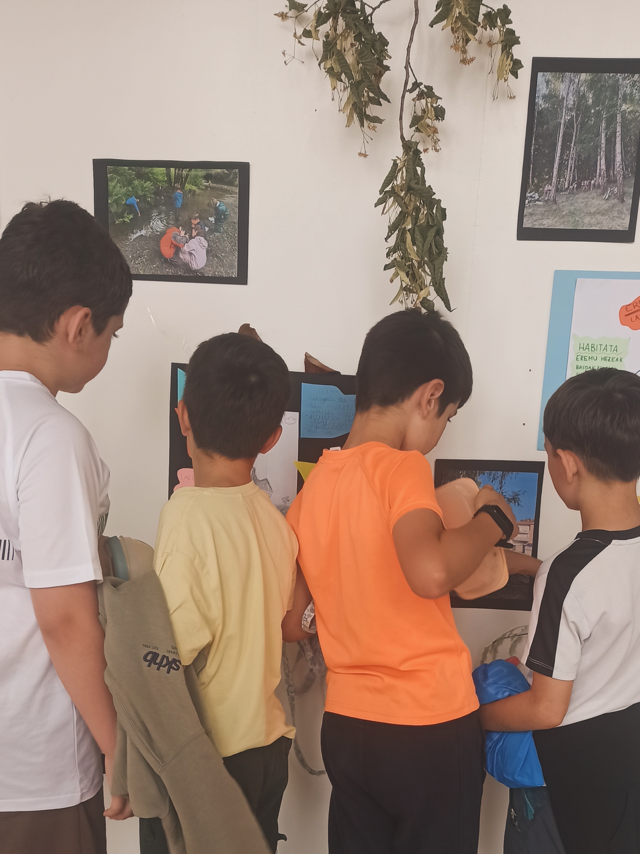 π³π³ πΊπβοΈHernani Natura Herria proiektuaren barruan, 4.mailakoak baratzean aritu dira lanean: landareak eta xomorroak ezagutzen, baratza sortzen, egiten eta zaintzen eta, azkenik, jasotako uzta dastatzen.
Gaur Biterira joan gara, egindako lanketen erakusketa ikustera eta beste eskoletako ikasleen lanak ezagutzeko aukera izan dugu.
Esperientzia aberasgarria eta oso polita izan da! π³π³ πΊπβοΈ