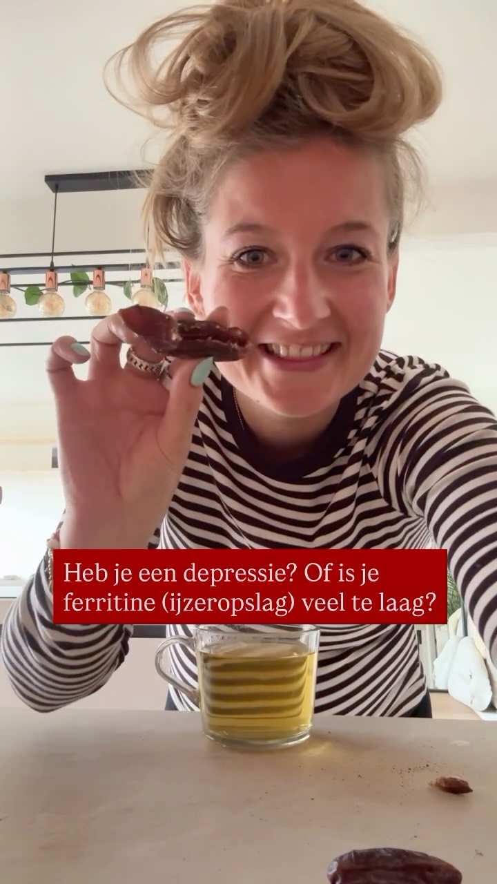 Elke week spreek ik meerdere vrouwen met veel te lage ferritine (ijzer) waarden die zich mentaal en fysiek niet goed voelen.
Depressieve gedachten, burn-out, slechte conditie, nergens zin in..
Veel te vaak ligt hieronder een flink ijzertekort aan ten grondslag. Ferritine is je opgeslagen ijzer, je voorraadje.
Nee niet iedereen met een depressie heeft een ijzertekort, maar een ieder die dat wel heeft is er 1 te veel.
Een ferritine van 30 is voor de meeste vrouwen verre van voldoende en ik zie vaak dat ijzertabletten niet werken. Logisch.
Het is belangrijk om eerste de oorzaak helder te hebben van je ijzer tekort.
Ben je bloeddonor?
Zware menstruaties?
Bevalling met veel bloedverlies?
Goede spijsvertering? Of opgeblazen buiken?
Heb je een laag b12?
of koper of zink?
vitamine A?
Ferritine gaat zelden over alleen ijzer inname!
Wil je meer verdieping? Luister mijn podcast via de link in bio 🤍
#depressie #ijzer #masteryourenergy #darmgezondheid #masteryourhormones