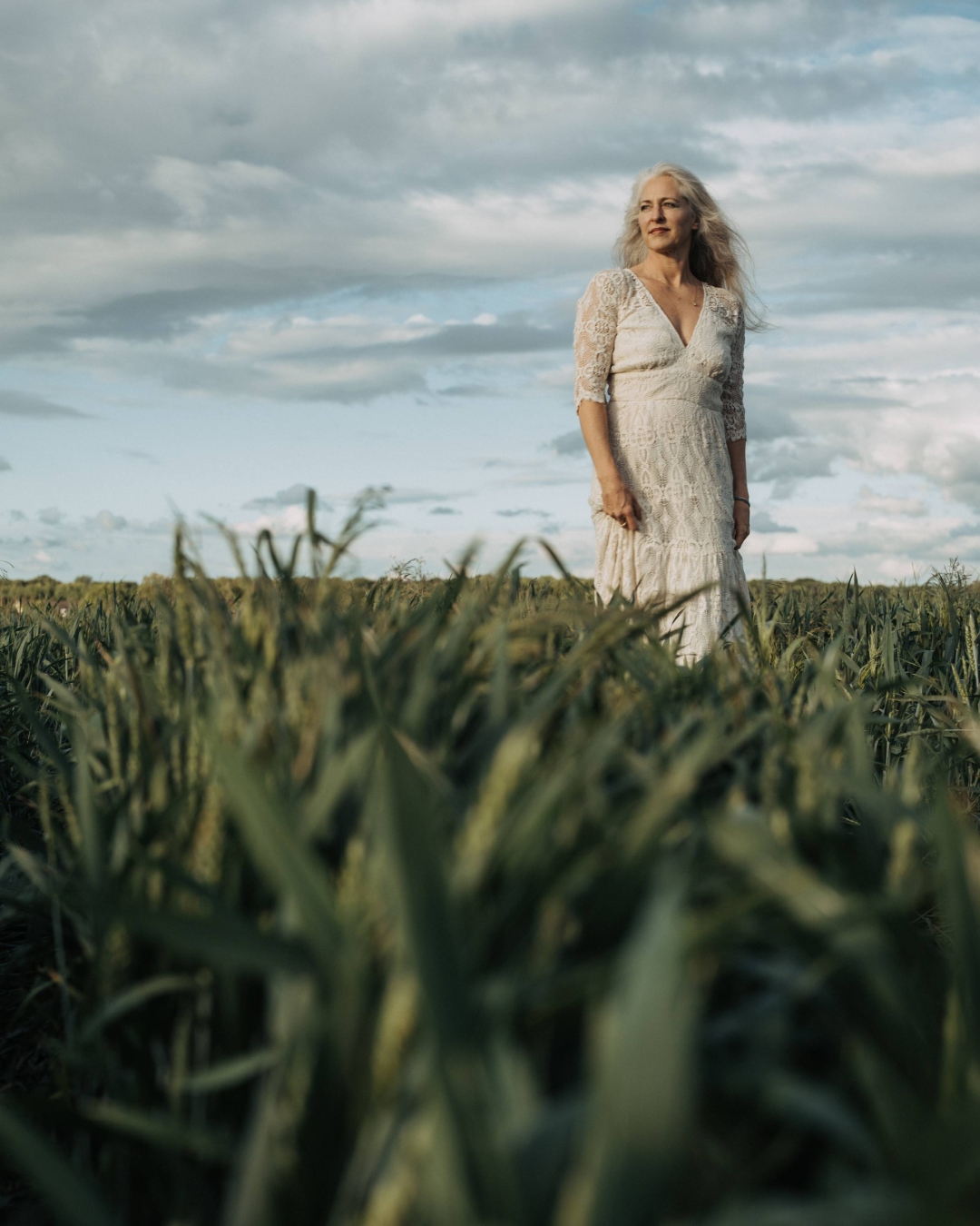 Frauen sind nicht nur eine Version von sich selbst.
Mal stark und selbstbewusst. Mal leise und nachdenklich. Mal wild, elegant, natürlich oder voller Abenteuerlust.
Bei diesem Shooting mit Conny haben wir genau das sichtbar gemacht: die vielen Facetten, die in einer einzigen Frau stecken. Zwischen Cowboyhut, zarten Portraits, Naturmomenten und ausdrucksstarken Schwarz-Weiß-Aufnahmen zeigt jedes Bild eine andere Seite ihrer Persönlichkeit.
Und genau das liebe ich an der Fotografie: Sie macht sichtbar, was längst da ist.
Für mich ist es zwischen den Hochzeiten immer wichtig kreativ zu sein um neue Dinge auszuprobieren, die ich dann am Hochzeitstag anwenden kann.
Welche Bilder gefallen Euch am besten?
#portraitfotografie #frauenportraits #personalbranding #portraitshooting #braut