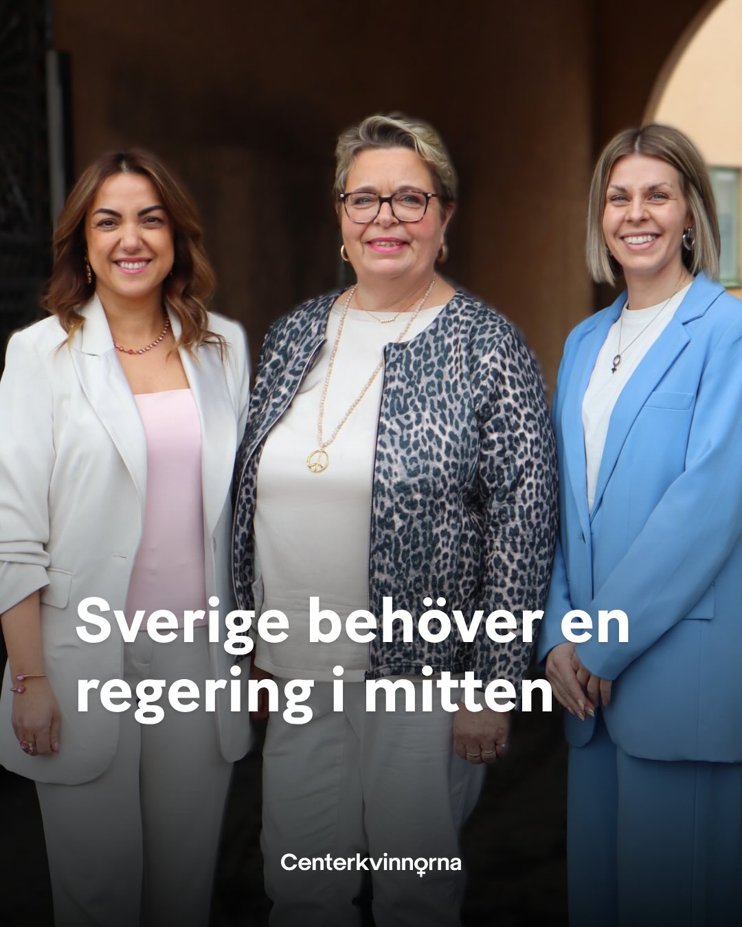 Centerpartiet har lämnat ett glädjande besked som tydliggör vår riktning inför valet 2026.
Vi har inte ändrat oss, vi har förtydligat vårt ställningstagande för att väljarna ska veta exakt var vi står: vi viker oss aldrig för ytterkantspartier eller antifeministiska agendor.
För oss i Centerkvinnorna är detta besked helt centralt. Det är avgörande för jämställdheten att vi byter regering.
Vi ser hur dagens politik, under inflytande av Sverigedemokraterna, begränsar människors livsutrymme och försvagar de framsteg vi kämpat för. Valet 2026 är ett vägskäl mellan att backa in i framtiden eller att välja frihet och framtidstro.
Vi medverkar aldrig till en regering där ett antifeministiskt parti får ett avgörande inflytande. Ulf Kristersson har diskvalificerat sig som statsministerkandidat. Genom att välja samarbete med SD framför mitten kan han inte längre ses som en statsministerkandidat för oss.
Mitten är vägen framåt.