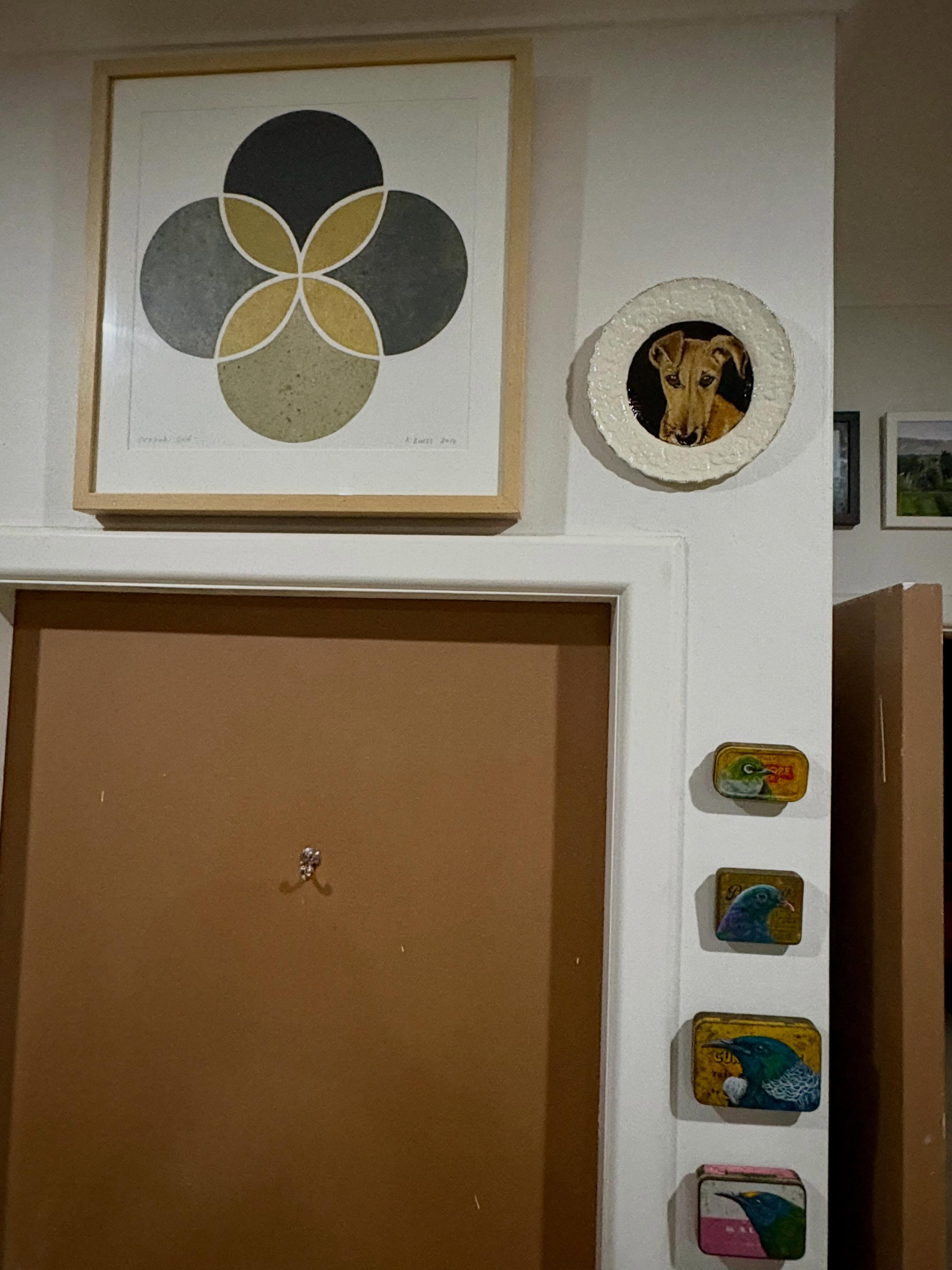 Now and then a special piece makes it to the dental clinic, (our whare). Slider served on a plate, keeps great company next to #katherinebuessartist and @leah.stellars, adore them both as artists and people! Welcome to your new home Slider!
#orepuki #mixedmedia #littlegallery #littleredcabooseartgallery ❤️