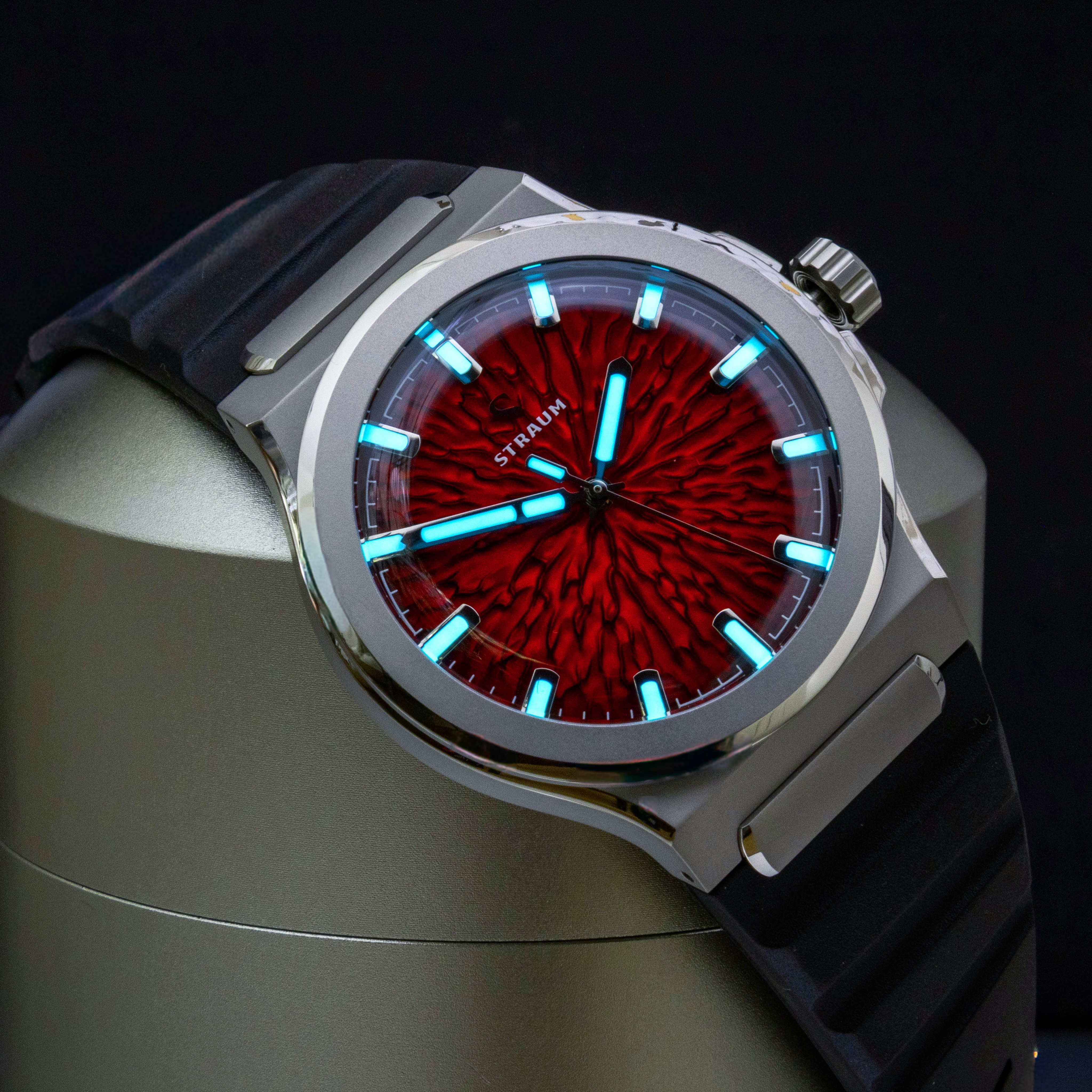 Lights off, lava on. 🌋
The @straum Jan Mayen’s red dial smolders by day, but flip the switch and that Super-LumiNova goes electric blue ⚡️
I’ve had this watch on my list for a while now. Straum has made its name combining unique dials with rugged exteriors built for exploration, and Fratello’s near ubiquity in the watch review space made it the perfect collaborator.
⌚️: Straum x @fratellowatches Jan Mayen Limited Edition (Titanium)
#lumeshot #straumwatches #fratello #titaniumwatch #watchfam