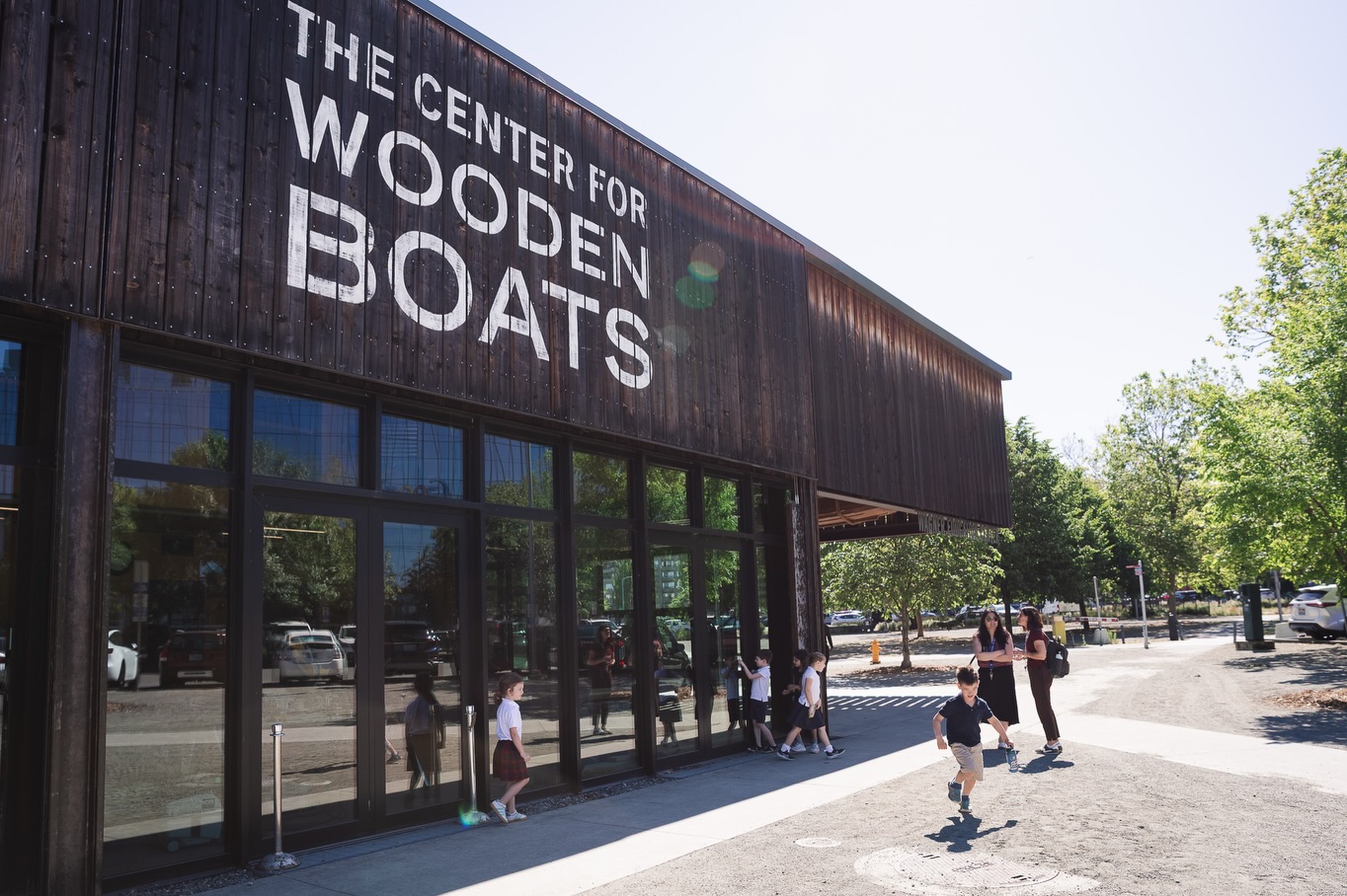 The Center for Wooden Boats welcomed our kindergarteners for a wonderful hands-on experience! They had the opportunity to create and decorate their very own wooden boats using recycled materials. They also got to sail a boat, making it a truly memorable adventure.
A special thanks to one of our kindergarten moms for capturing these amazing photos! @centerforwoodenboats
