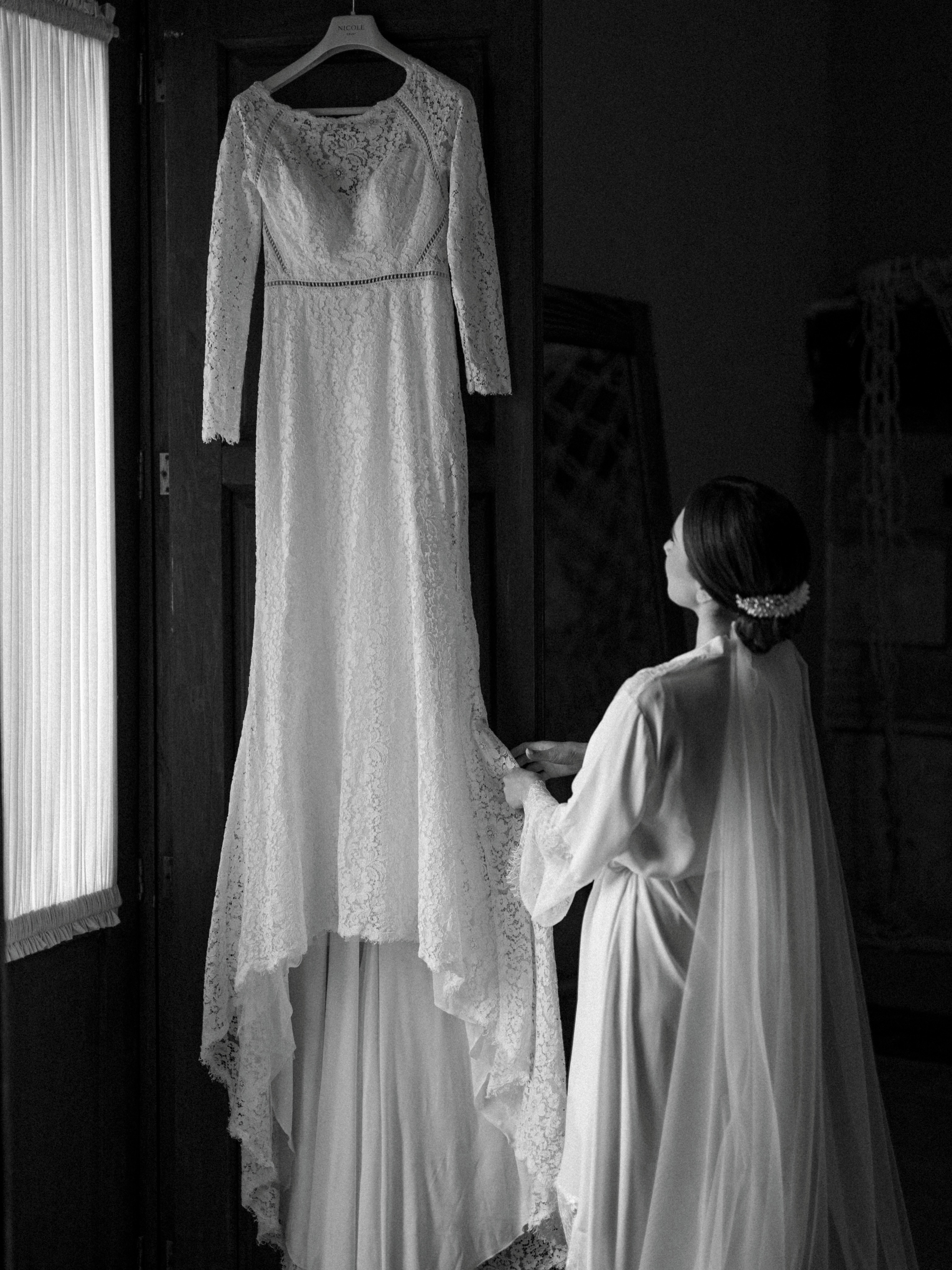 Entre la luz, los detalles y la emoción de ese instante, ella contempla el vestido que soñó tantas veces. Un momento íntimo, irrepetible y lleno de significado.
Capturar estos pequeños segundos es lo que convierte una fotografía en un recuerdo para toda la vida. 🤍
#WeddingPhotography #FotografoDeBodas #BridalMoments #WeddingInspiration