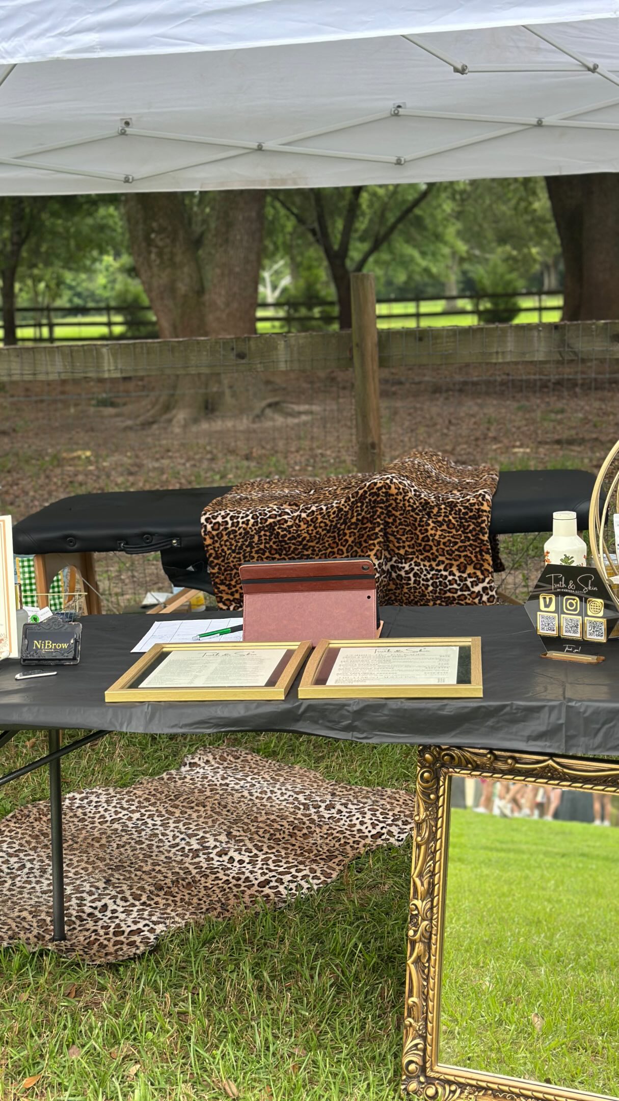 Here’s to starting the week with the same intention that was at the heart of the Sculpt & Social event at V3 Ranch here in Pensacola, FL ✨
Setup was hot & humid.
Event was intentional & inspiring.
Location was lush & beautiful.
My first time setting up as a vendor was amazing and I am so thankful for each individual that took the time to stop by, ask questions and show up for themselves 🤍
@sculptandsocial #pensacola #koreanskincare #vendorsetup