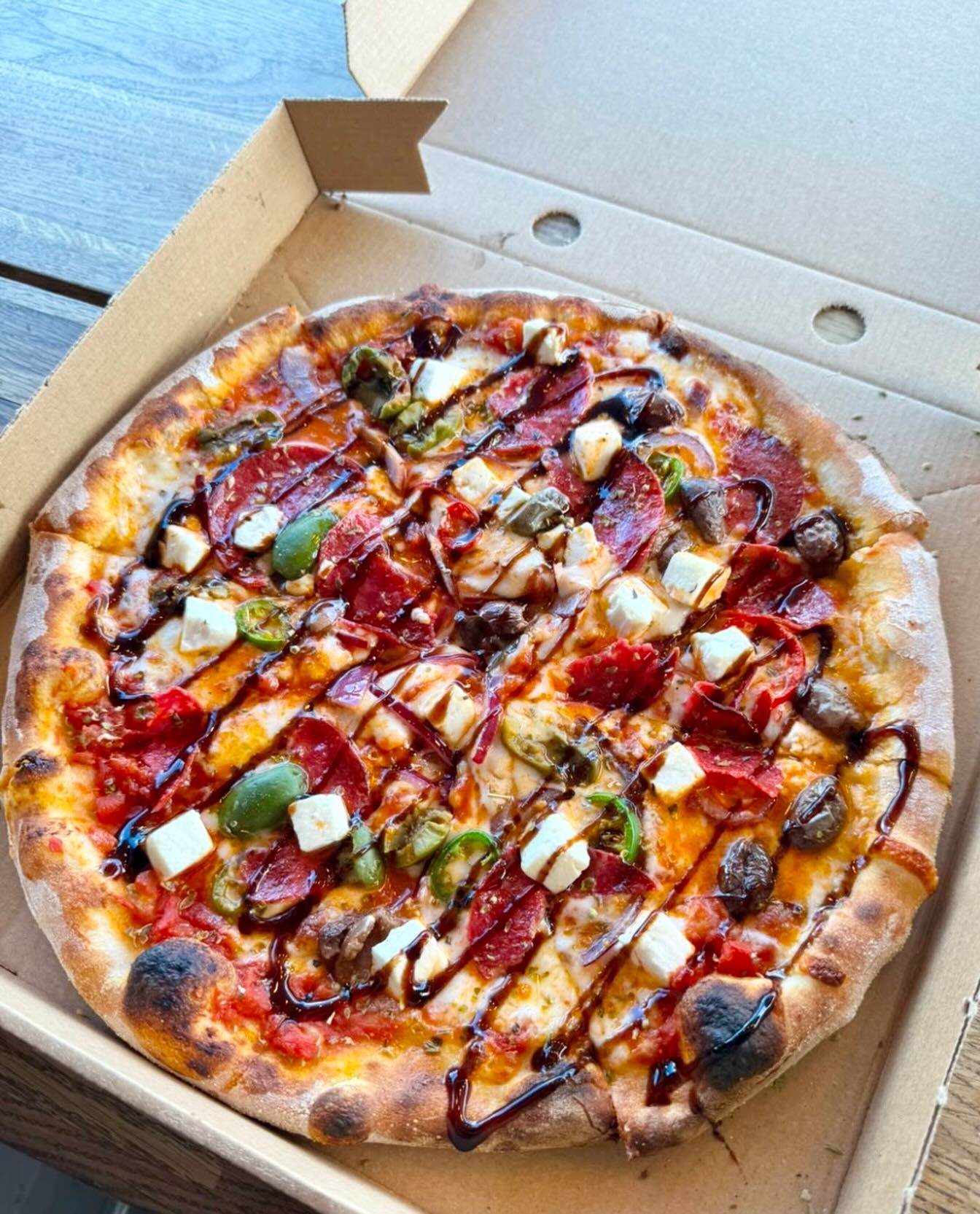 New special - The Greek 🇬🇷
Feta cheese
Mixes olives
Red onion
Salami
Oregano
Balsamic glaze
#greek #woodfired #pizza #yum