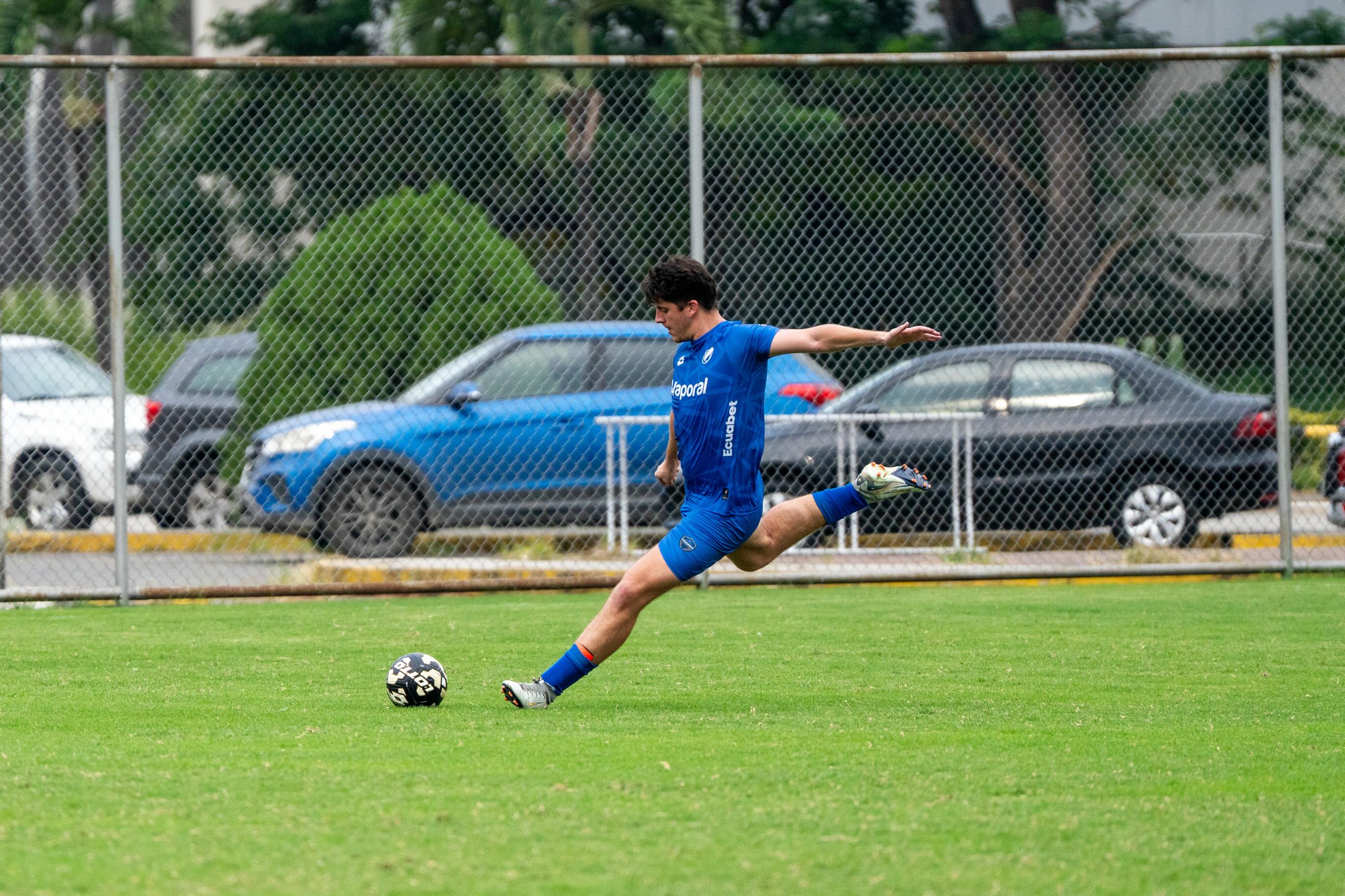 La disciplina se construye en cada entrenamiento y se demuestra en cada partido. ⚽🏆
En esta jornada de la Liga Pro Universitaria, nuestra selección de fútbol ECOTEC se enfrentó a la Universidad Técnica Luis Vargas Torres de Esmeraldas, representando con compromiso, trabajo en equipo y pasión los valores que nos distinguen dentro y fuera de la cancha.
En ECOTEC impulsamos una formación integral que fortalece el liderazgo, la perseverancia y el espíritu deportivo de nuestros estudiantes.